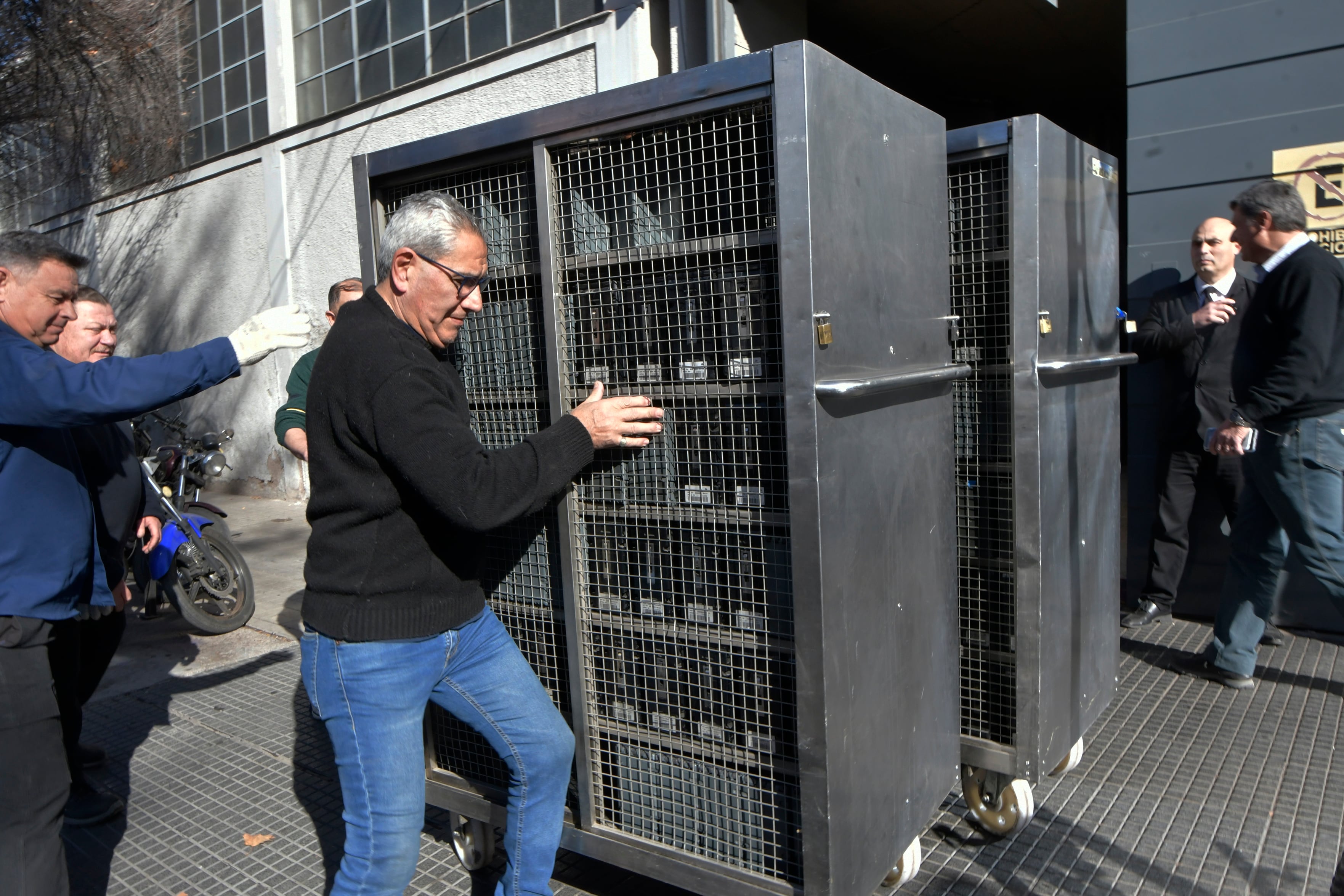 El Gobierno provincial se encarga de retirar el mobiliario perteneciente a la empresa Mendoza Central Entretenimientos S.A. de Alfredo Vila. El empresario explotó el servicio durante 20 años, pero había perdido su reciente licitación a manos de Traylon SA. Foto: Orlando Pelichotti / Los Andes