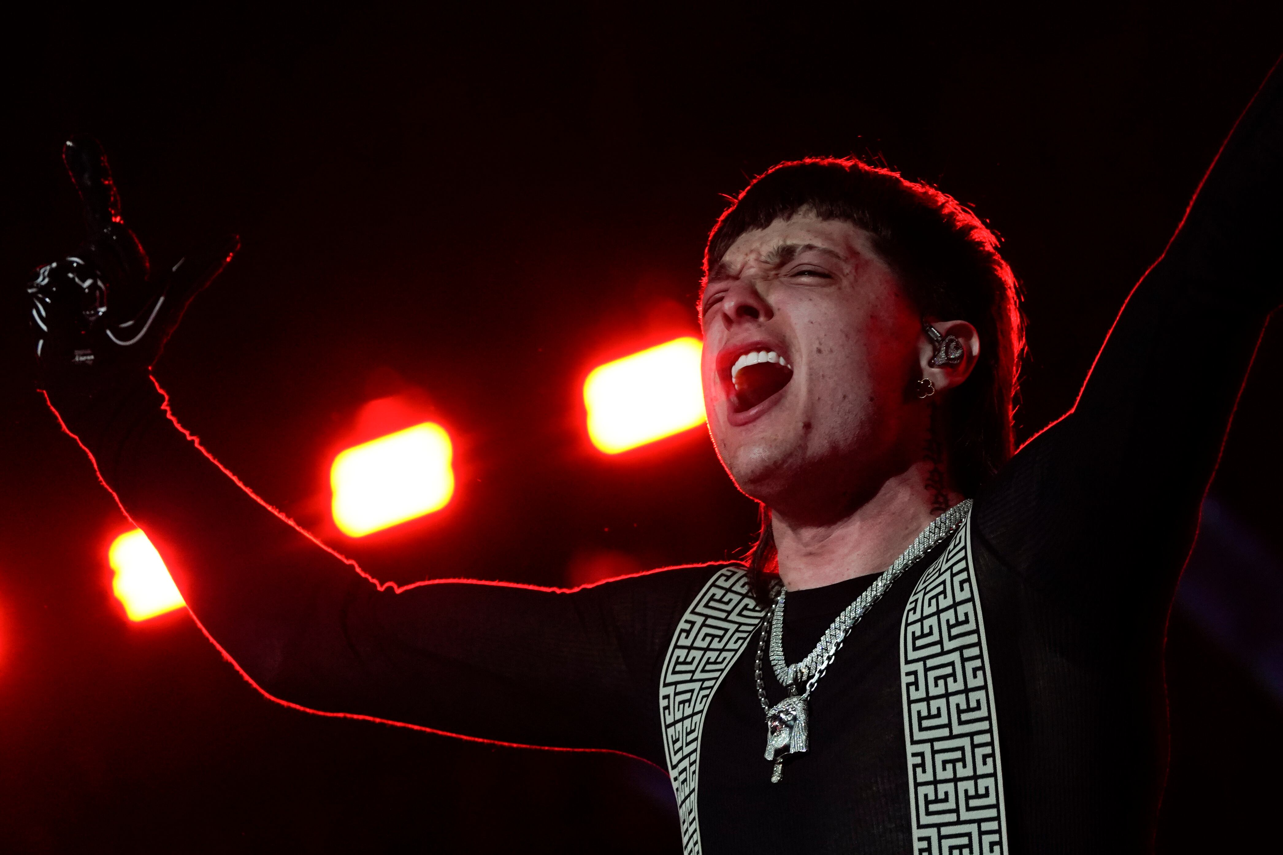 El cantante mexicano Peso Pluma durante su concierto el el Foro Sol de la Ciudad de México el sábado 11 de noviembre de 2023. (Foto AP/Aurea Del Rosario)