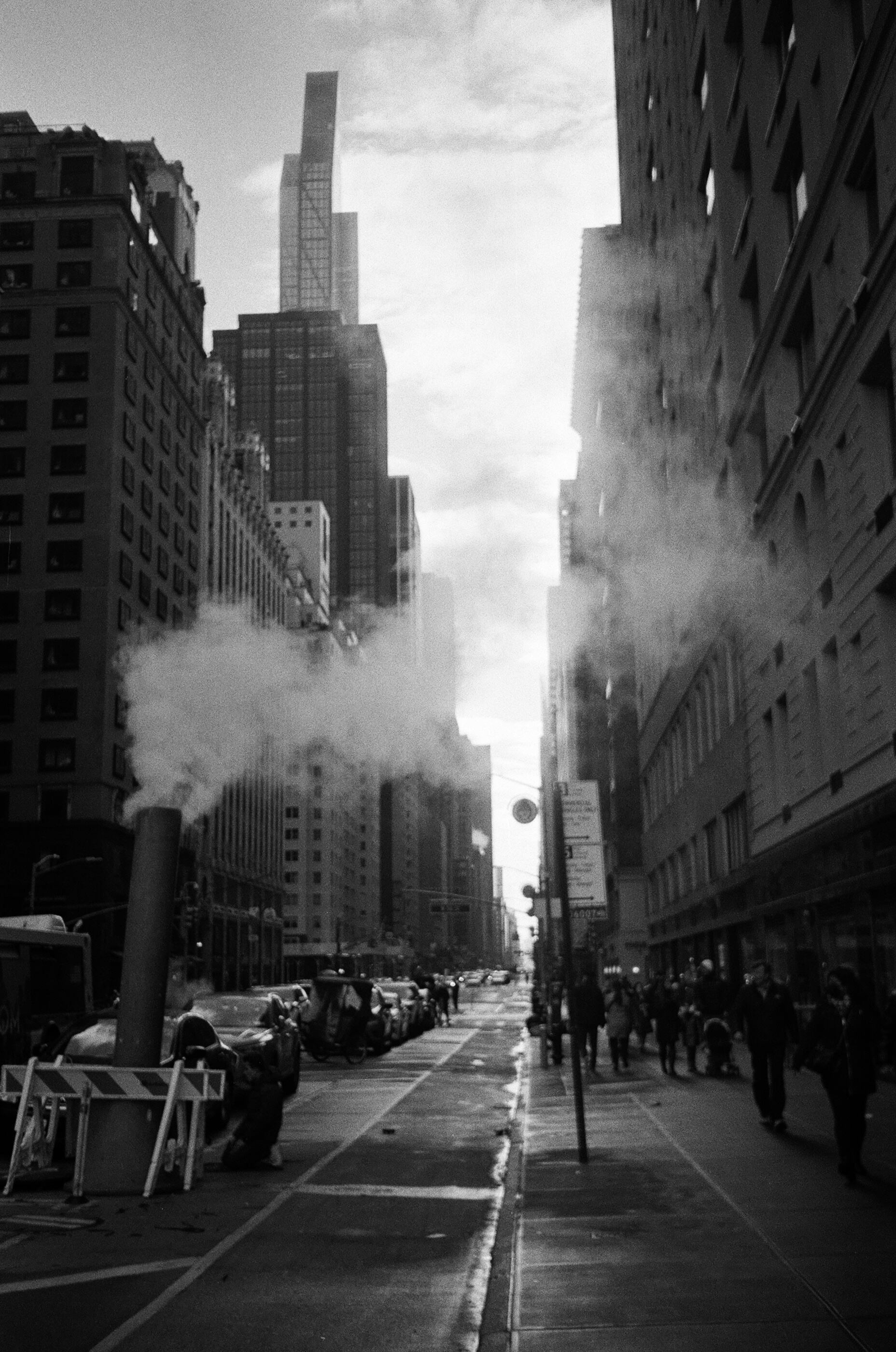 El humo en las calles de Nueva York, un clásico de las películas.