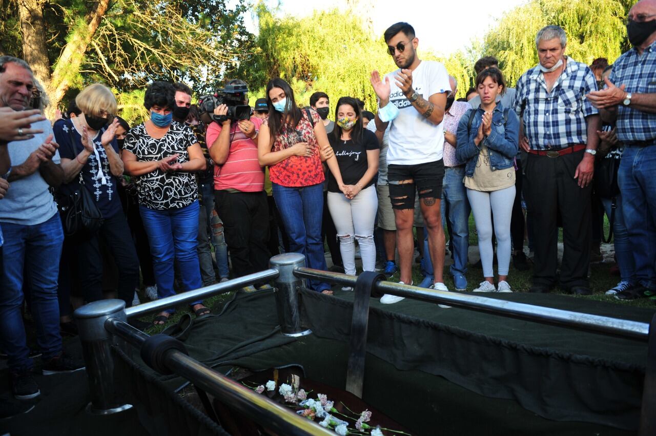 Despiden los restos de la joven en una ceremonia que duró alrededor de tres horas.