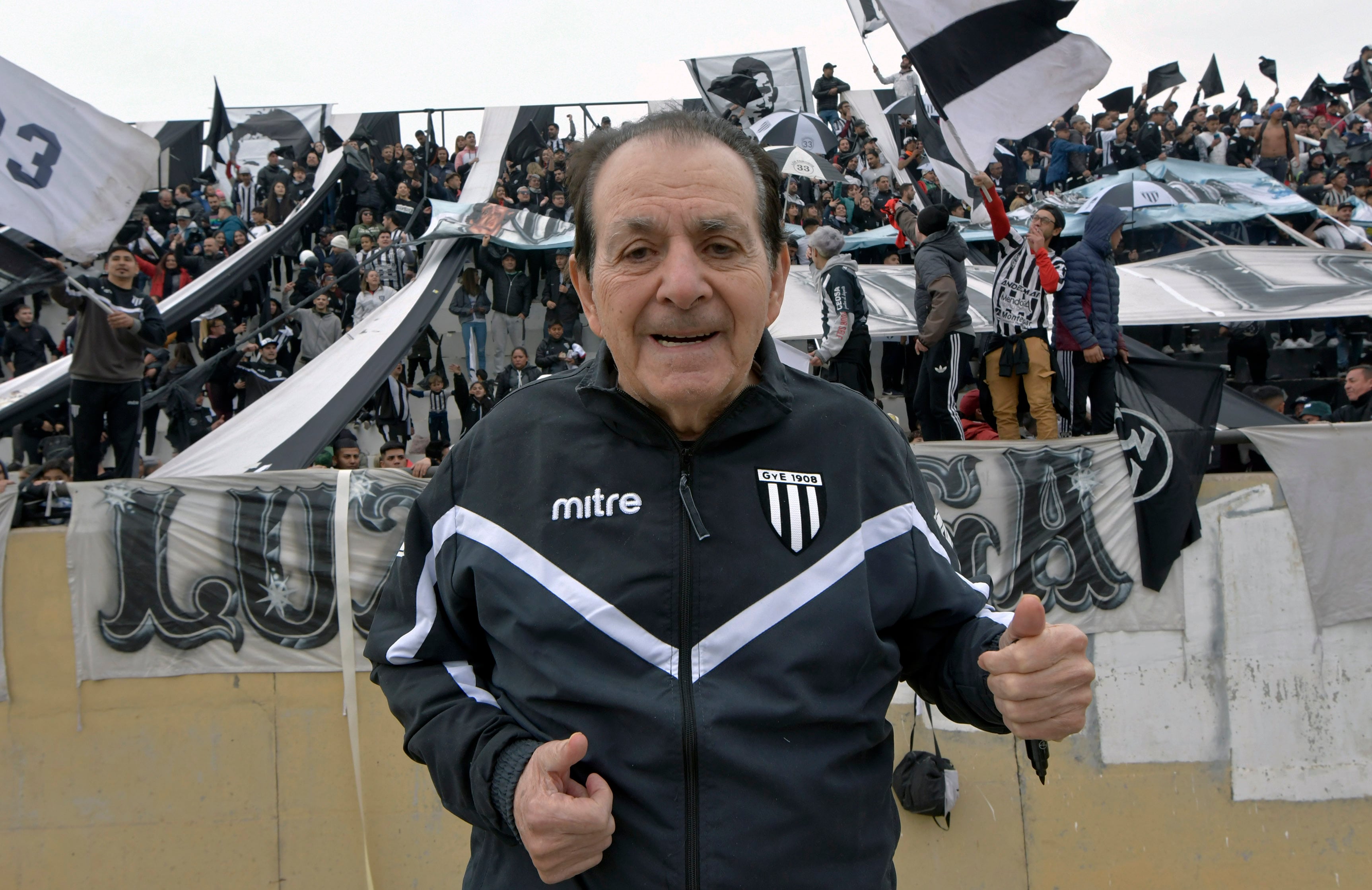 El Maestro Víctor Legrotaglie, gloria del fútbol argentino. 
Foto: Orlando Pelichotti / Los Andes