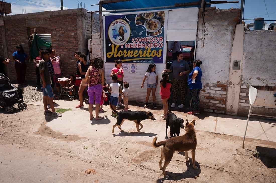 Las familias del asentamiento esperan bajo un intenso calor que les entreguen el bolson con alimentos.
La Universidad Catolica Argentina dio a conocer la cifra de la porbreza en Argentina es el 44,2%.  Foto Ignacio Blanco