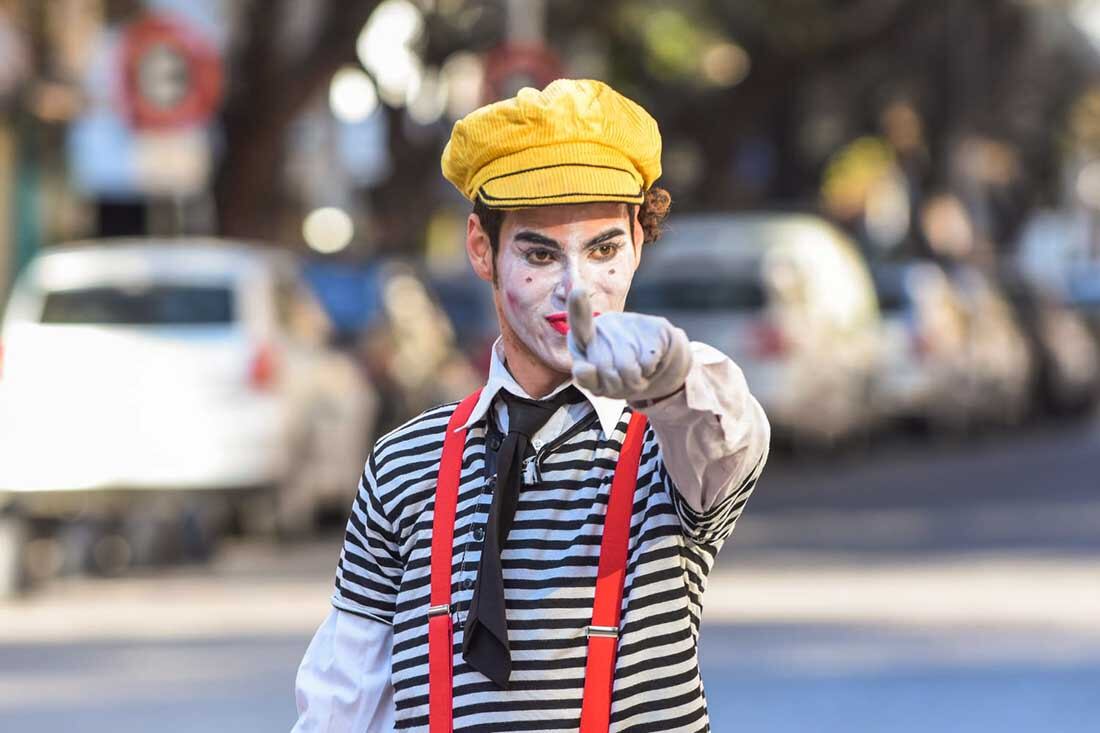 Mimos entretienen y divierten a la gente que pasea por la peatonal Sarmiento de Ciudad