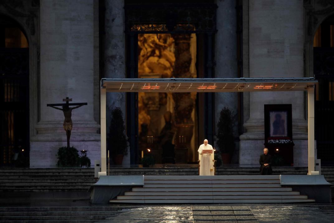 En marzo de 2020, al inicio de la pandemia, Francisco rezó en soledad en la Plaza San Pedro en una histórica oración en la que aseguró que “nadie se salva solo”.