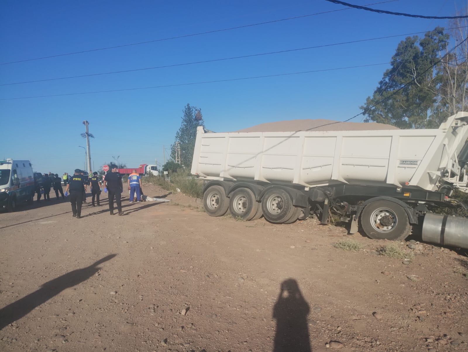 Un chofer fue aplastado por su propio camión cuando intentaba reparar los frenos del vehículo. | Foto: Ministerio de Seguridad y Justicia