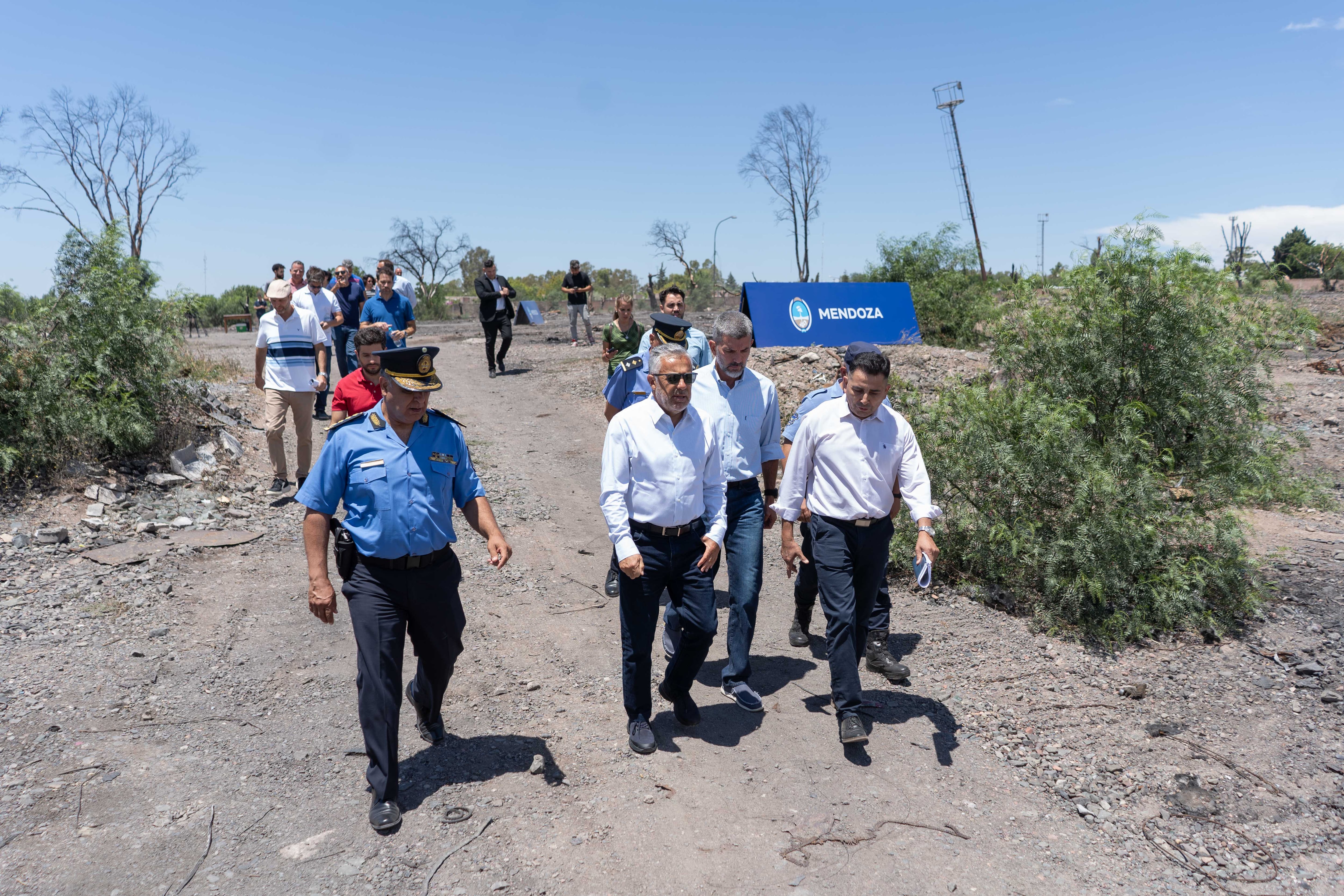 El gobernador Alfredo Cornejo y el intendente de Ciudad, Ulpiano Suárez, recorriendo la Playa San Agustín. Foto: Prensa Mendoza