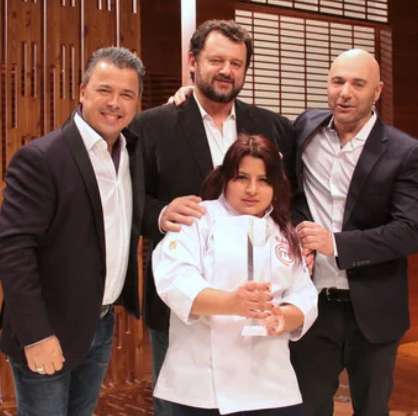 La ganadora recibiendo el premio junto a Donato, Christophe Krywonis y Martitegui.