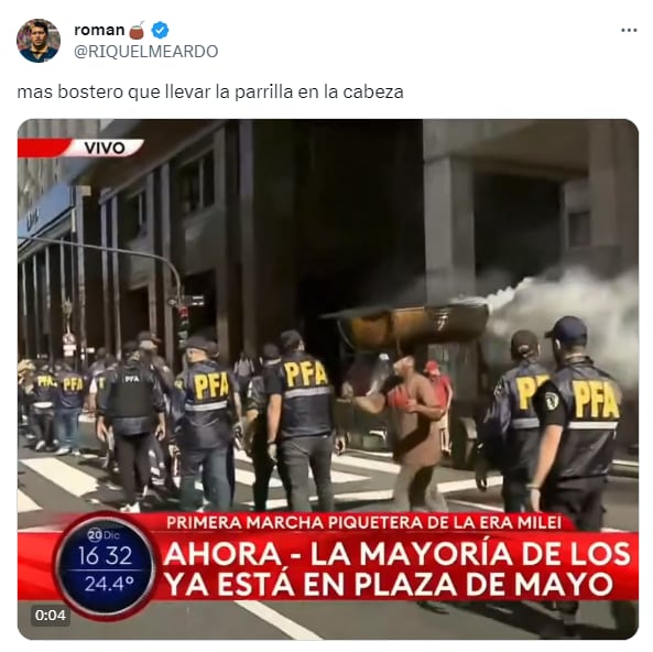 Apareció un hombre con un “chulengo” en la cabeza en medio de la marcha contra el Gobierno - Foto X