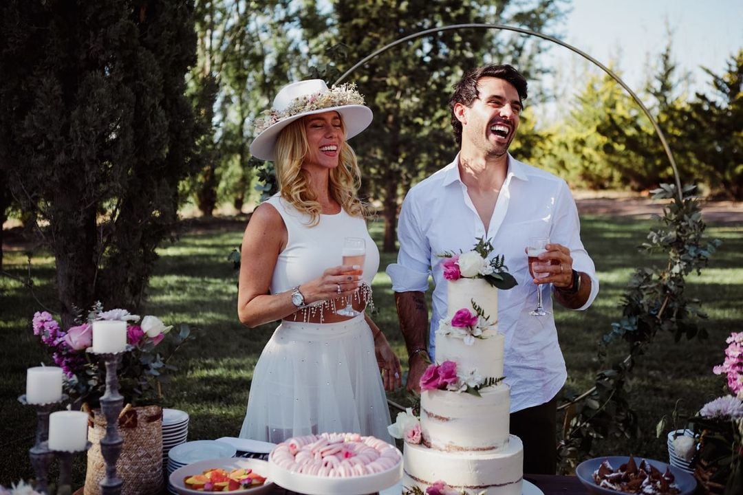 Las fotos oficiales de Nicole Neumann y Manu Urcera en su casamiento.