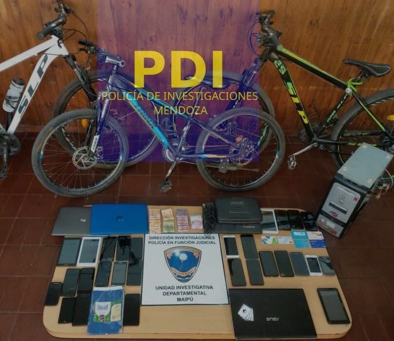 El material secuestrado a la banda de extorsionadores, durante los allanamientos realizados  las semana pasada. / Gentileza Ministerio de Seguridad.