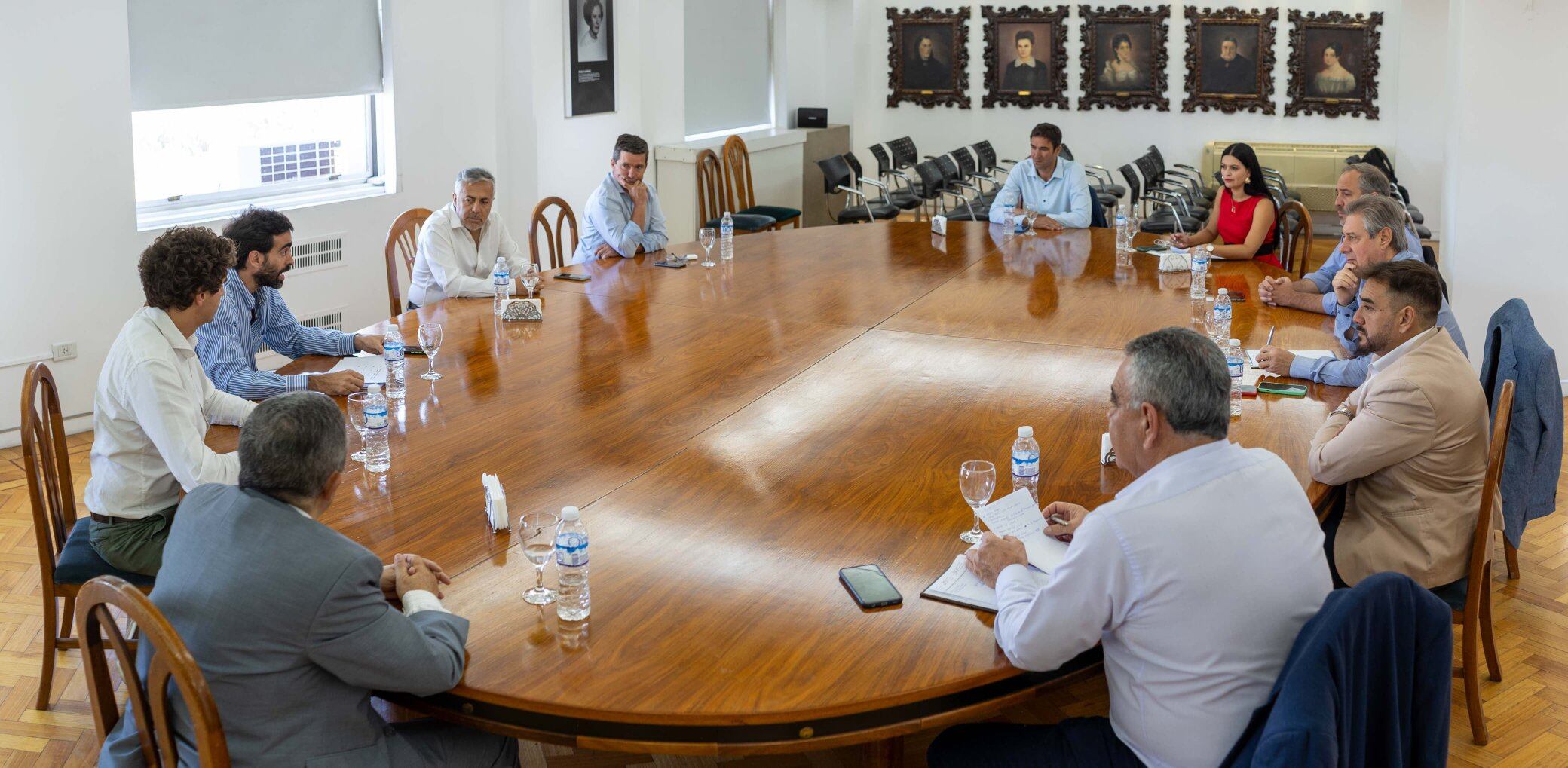 El gobernador Alfredo Cornejo y los intendentes en la Casa de Gobierno. Foto: Prensa Gobierno de Mendoza.