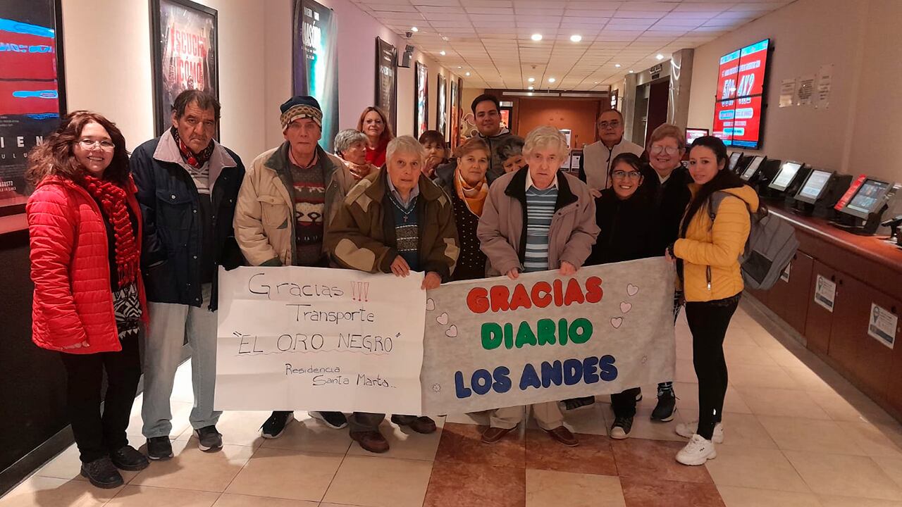 En mayo, residentes de Santa Marta en una tarde de cine junto a Los Andes. Foto: Los Andes