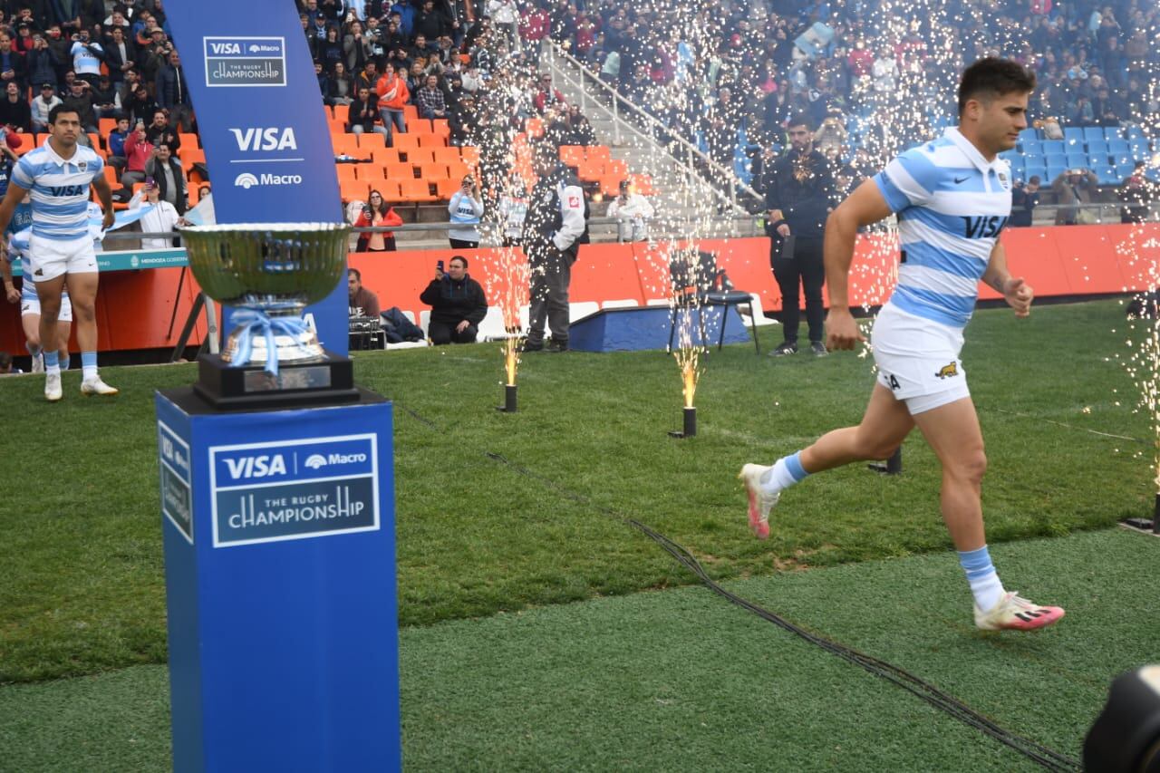 El ingreso de Los Pumas fue a toda orquesta en el estadio Malvinas Argentinas/ José Gutiérrez (Los Andes).