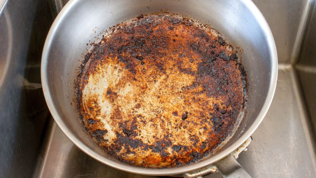 El mejor truco para quitar el azúcar quemada de una olla