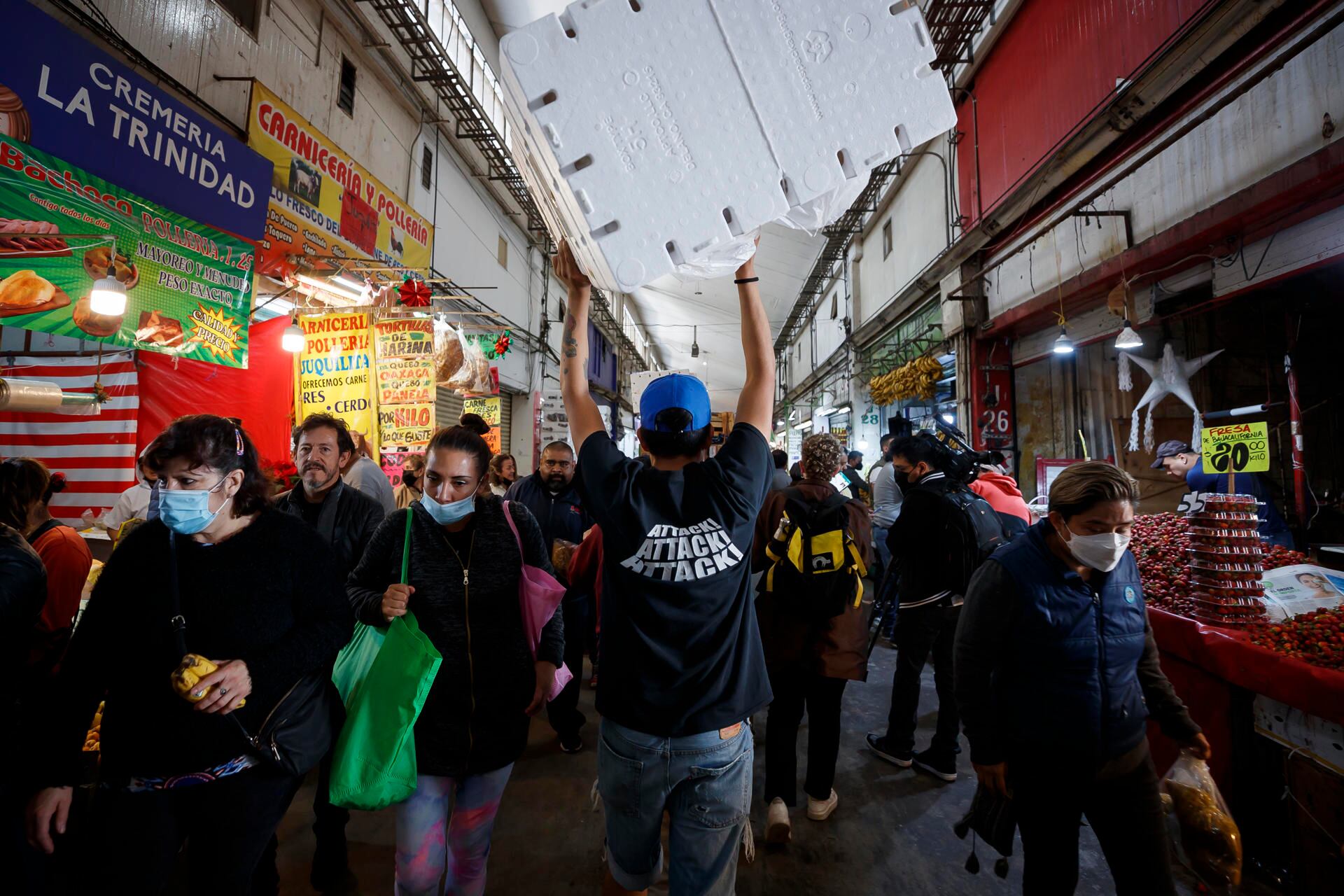 Visitantes recorren la Central de Abasto para realizar compras navideñas el 23 de diciembre de 2022, en Ciudad de México (México). Los pasillos de la Central de Abasto de la Ciudad de México, la más grande de América Latina, se abarrotan de personas que acuden a hacer sus compras para las fiestas decembrinas en busca de variedad y mejores precios que en los grandes supermercados. Foto: EFE/ José Méndez