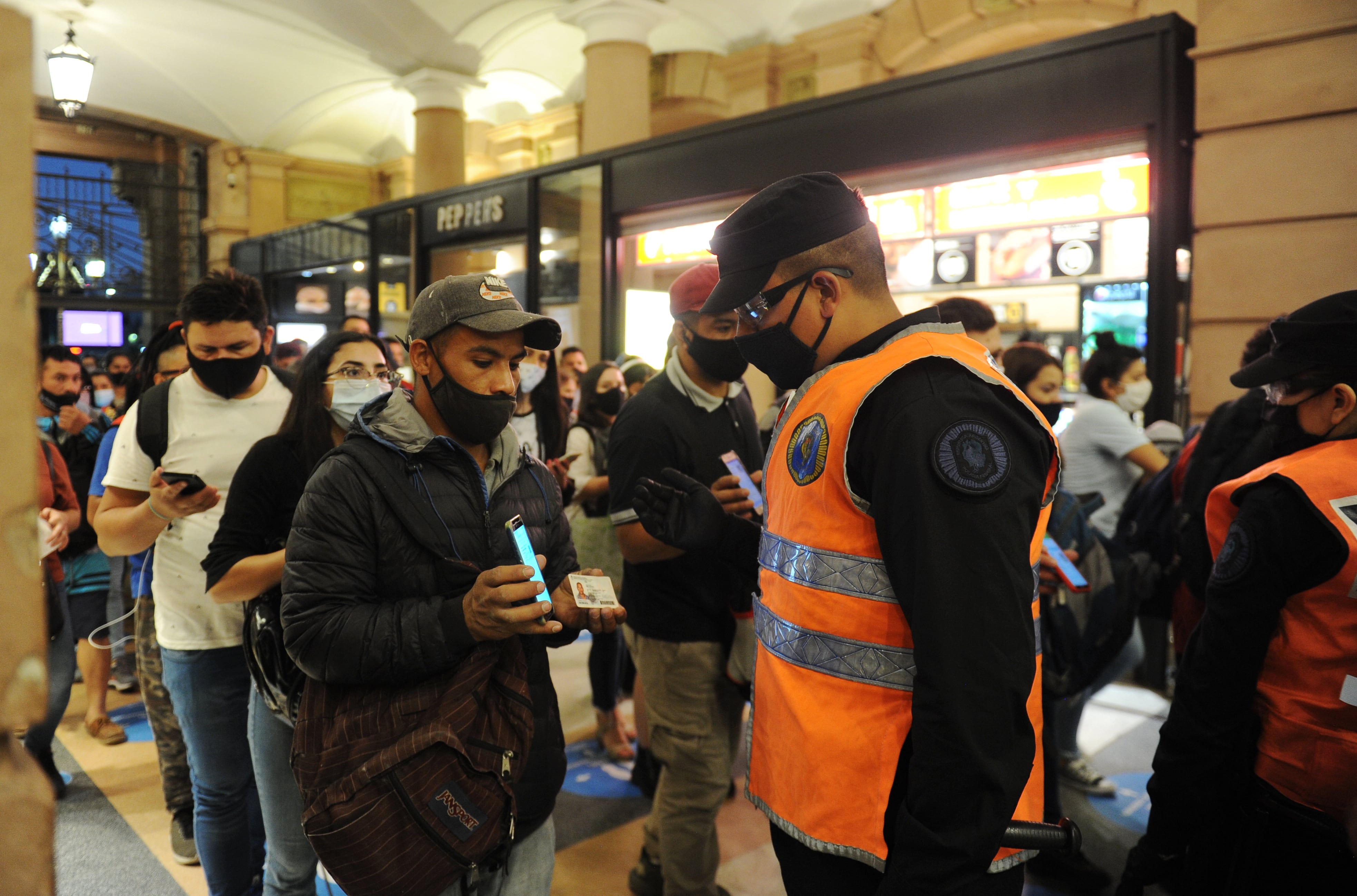 Controles en la estación Constitución - 