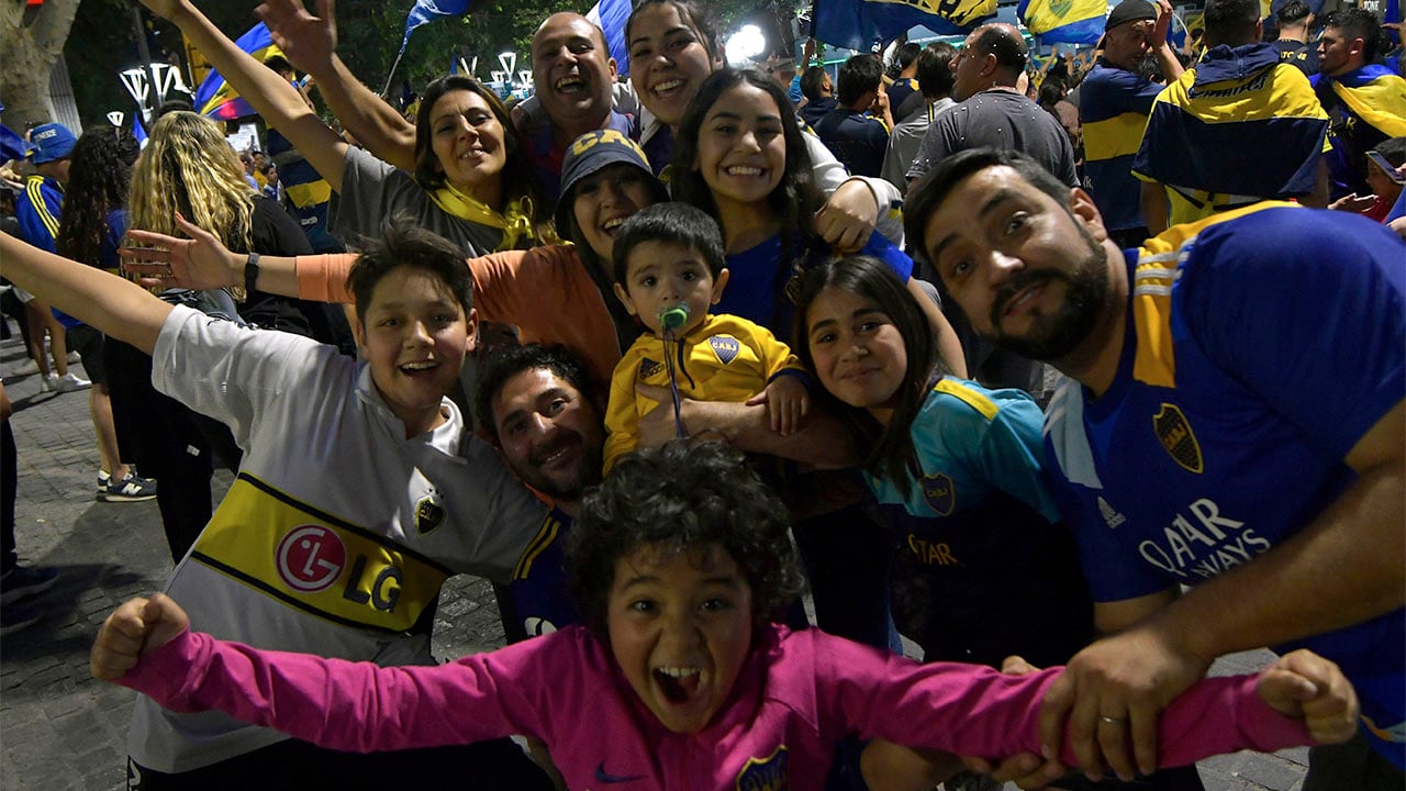 El Club Atlético Boca Juniors volvió a consagrarse campeón al empatar con Independiente de Avellaneda y sumó su estrella 73 y así se quedó con la Liga Profesional
Festejos en el Kilómetro Cero de Mendoza
Foto: Orlando Pelichotti