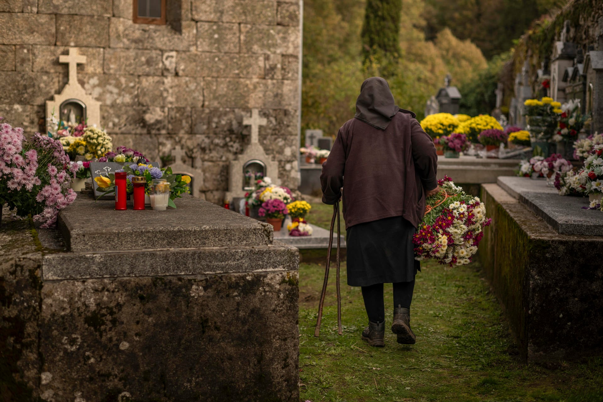 Ourense, 01/11/2024.- Imagen del cementerio de la localidad gallega de Requiás (Muiños) hoy viernes donde se celebra el ´Día de todos los santos´. EFE / Brais Lorenzo.
