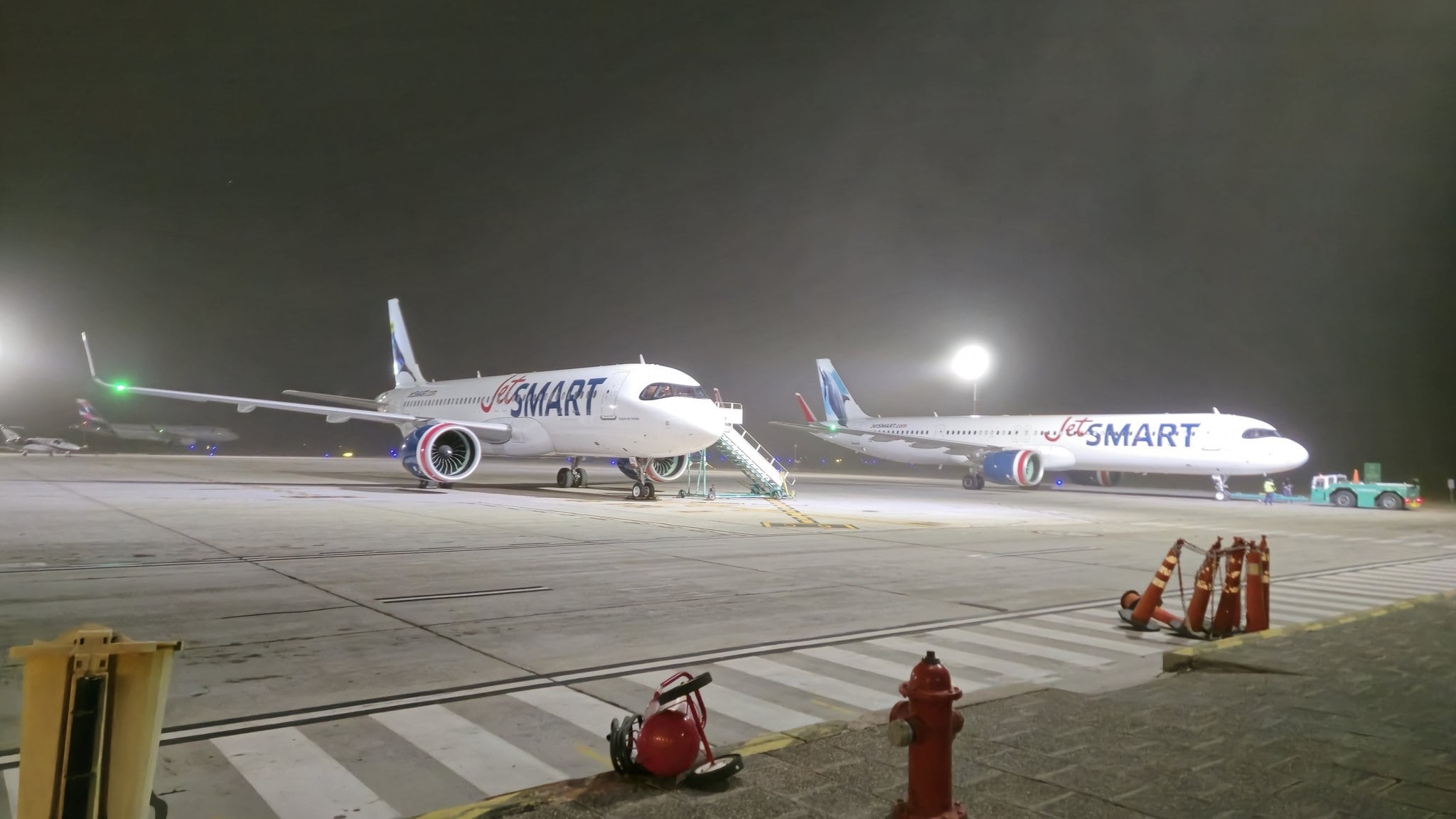 El aeropuerto de Mendoza con viento Zonda (X gentileza @Adrian_Valdez01)