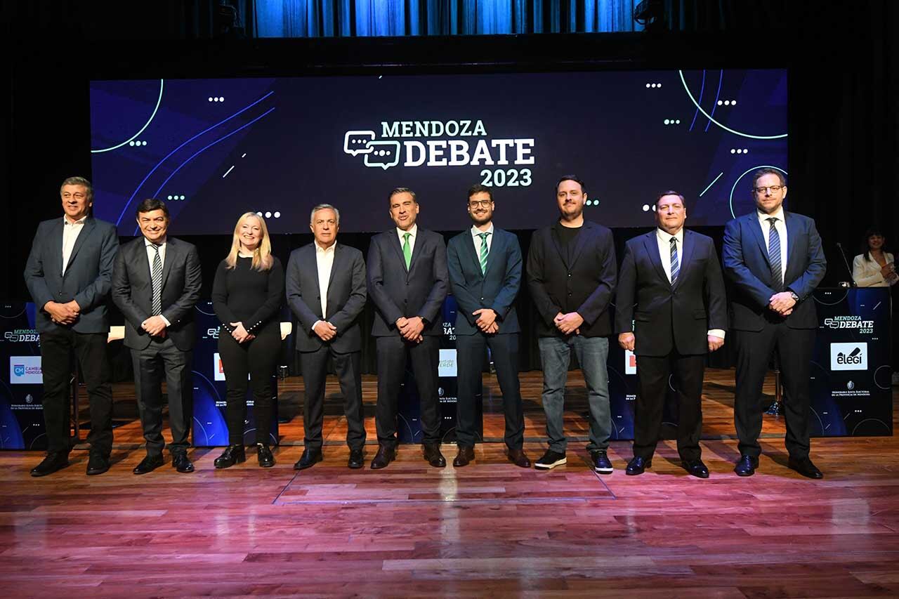 MENDOZA DEBATE, Primer debate único y obligatorio con los candidatos a Gobernador de Mendoza: Alfredo Cornejo, Omar De Marchi, Mario Vadillo,  Lautaro Jiménez  y Omar Parisi en el  Espacio Cultural Julio Le Parc.
Los candidatos a Gobernador junto a sus respectivos candidatos a Vicegobernadores

Foto: José Gutierrez / Los Andes 

