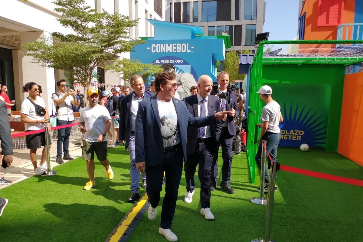 Alejandro Domínguez (Conmebol) y Gianni Infantino (FIFA) en el homenaje a Diego Maradona en Qatar (Gentileza)