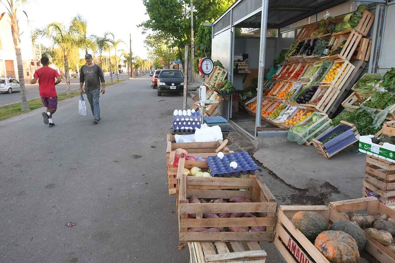 Inseguridad en el barrio San Martín de Ciudad,.
Padre Llorens, calle principal del barrio 
Foto: José Gutierrez / Los Andes 