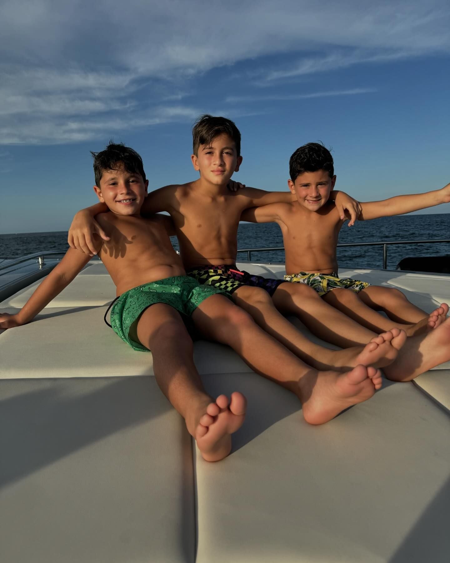 Lionel Messi y Antonela Roccuzzo salieron a navegar por el mar con sus hijos.