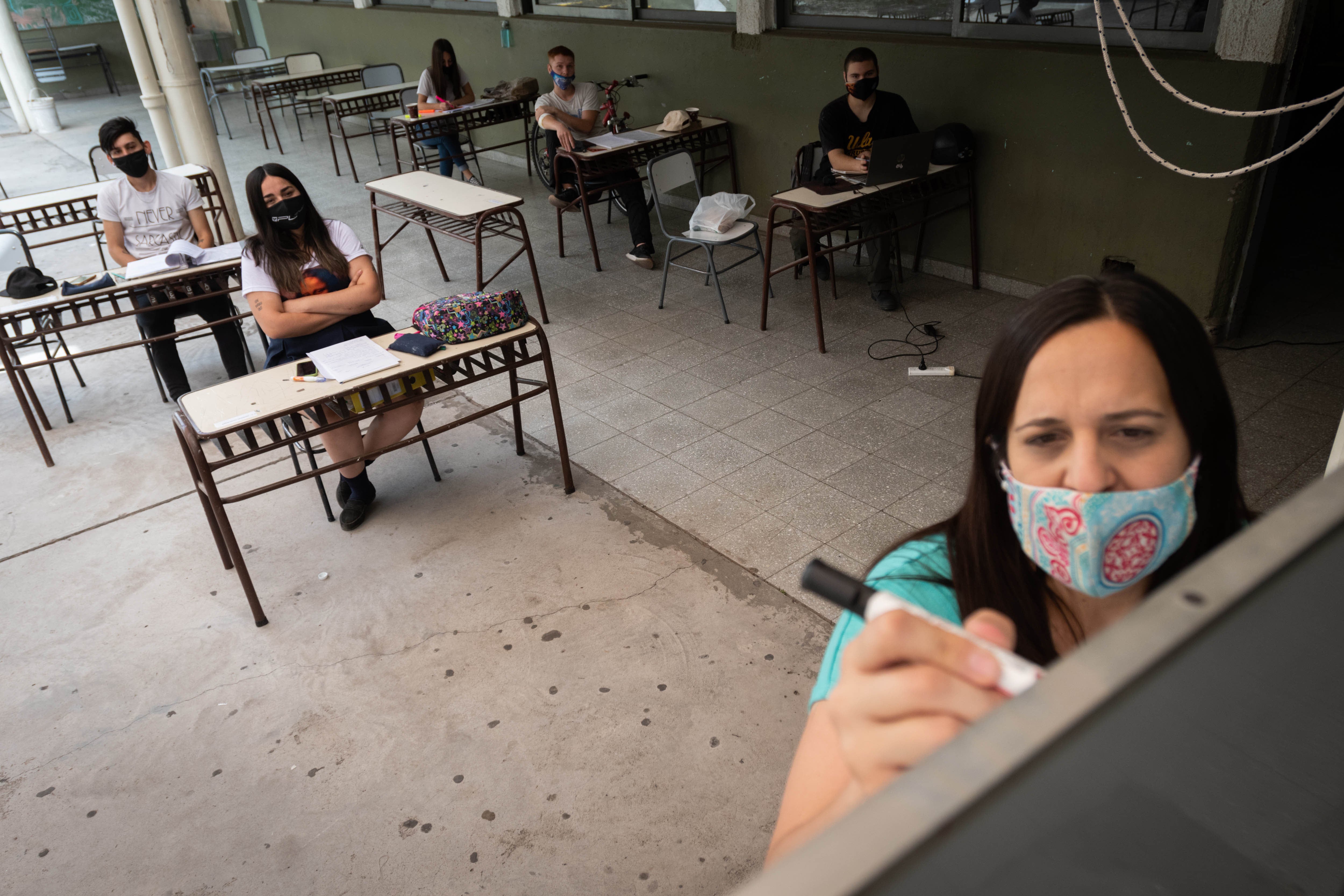 Últimos días de clases y exámenes para alumnos que quieren hacerlo en forma presencial.