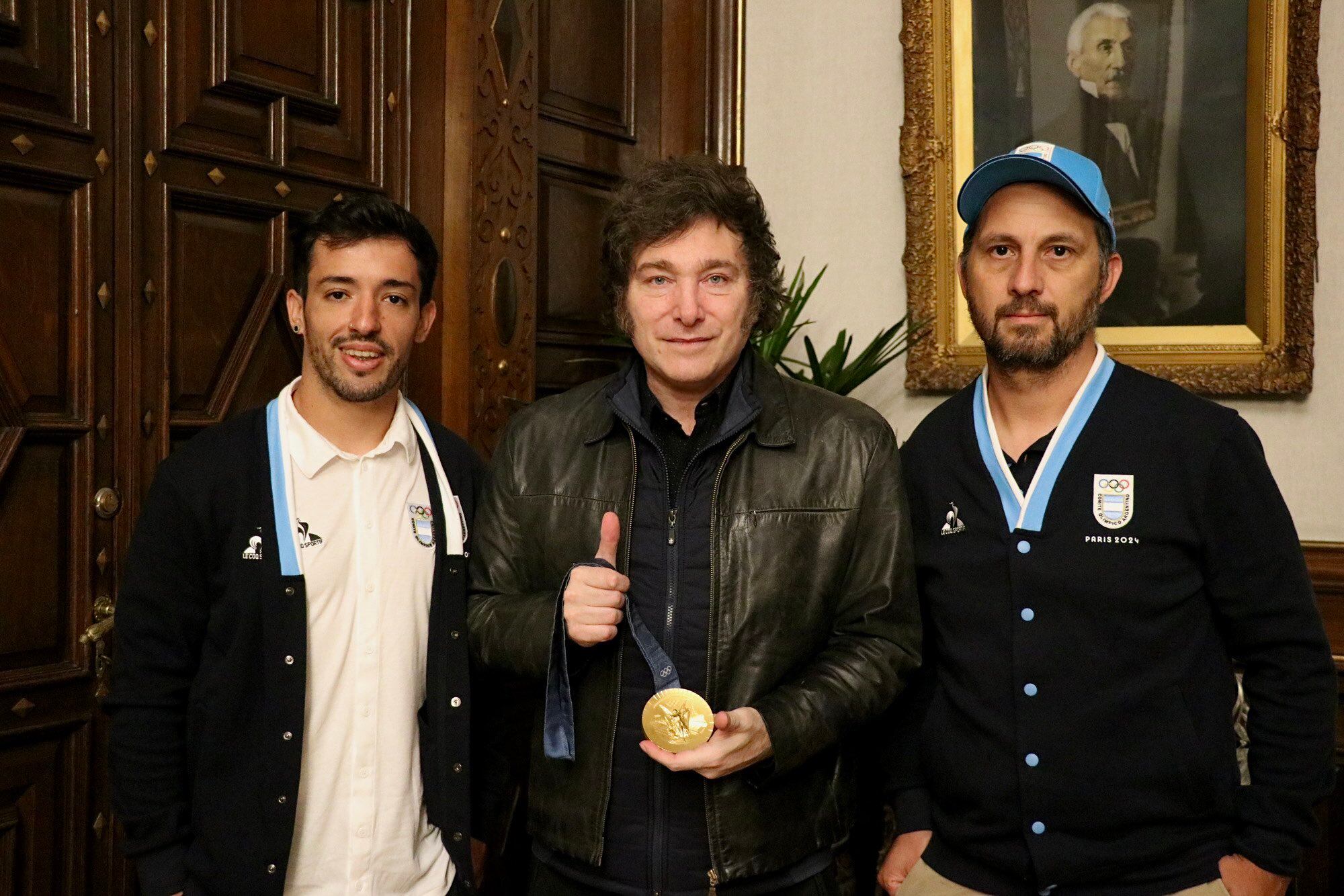 avier Milei junto a Maligno Torres y la medalla de oro de los Juegos olímpicos