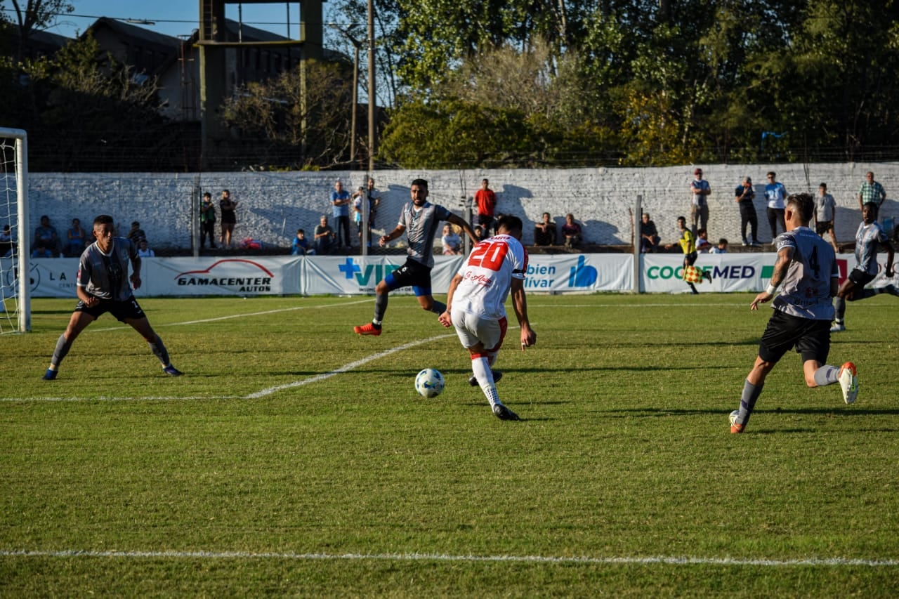 Por la 7° fecha del Torneo Federal A, zona B, Huracán Las Heras cayó ante Ciudad Bolivar por 3-1. / Gentileza: Prensa HLH.