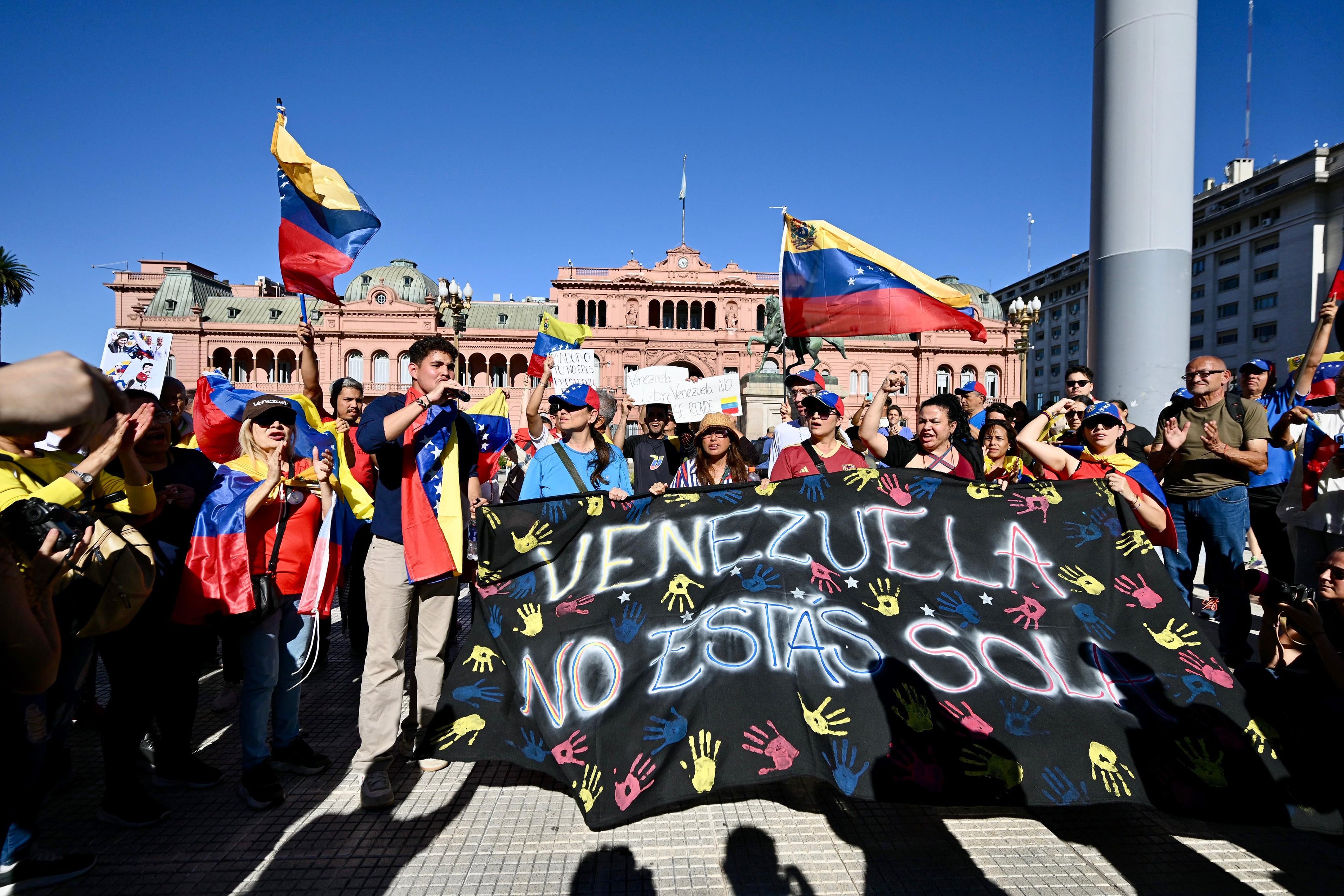 Manifestantes venezolanos se concentraron en la Plaza de Mayo . Foto: 
JUAN FOGLIA/NA.