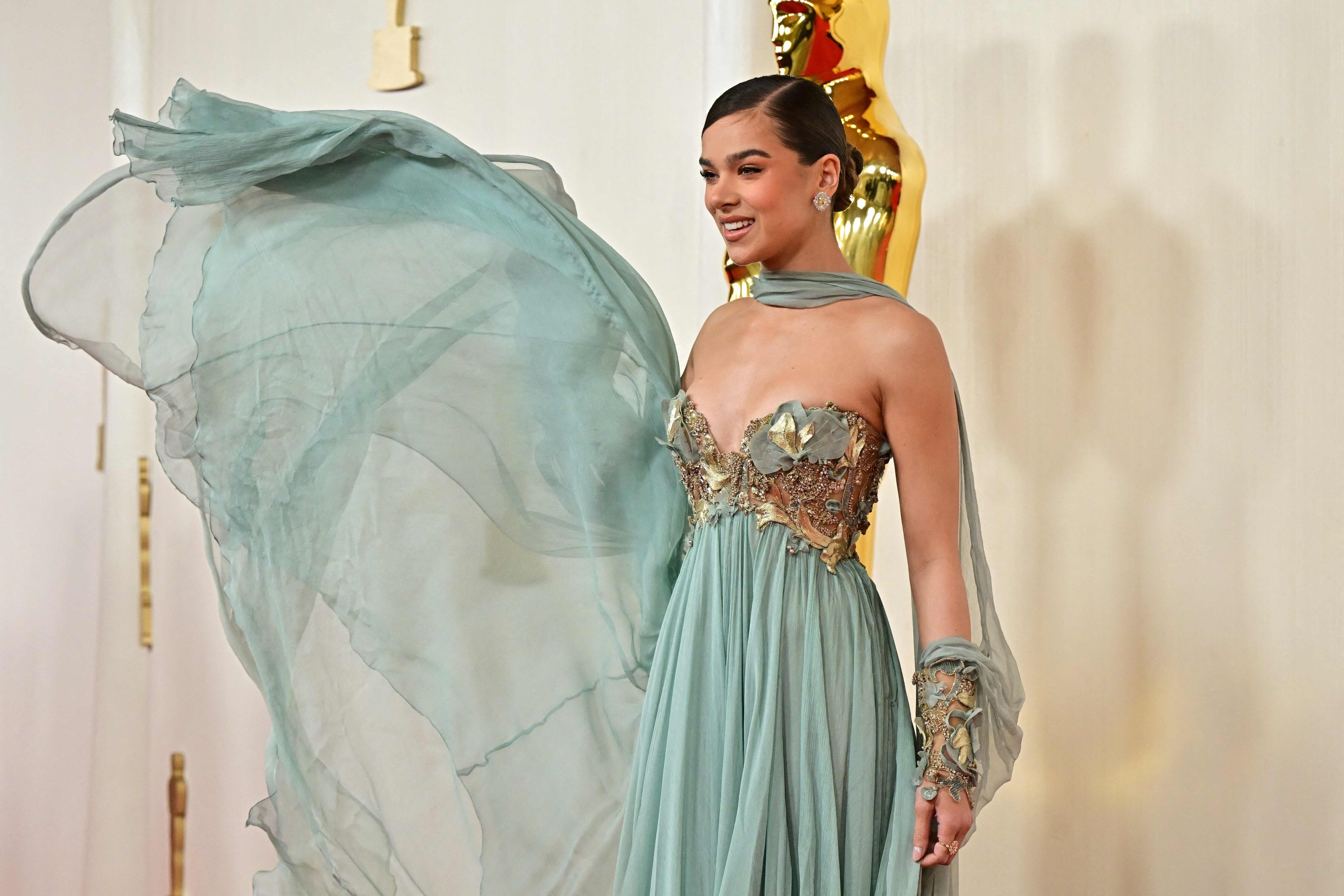 La actriz estadounidense Hailee Steinfeld en la alfombra roja de la 96ª entrega e los premios Oscar (foto de Frederic J. Brown / AFP)