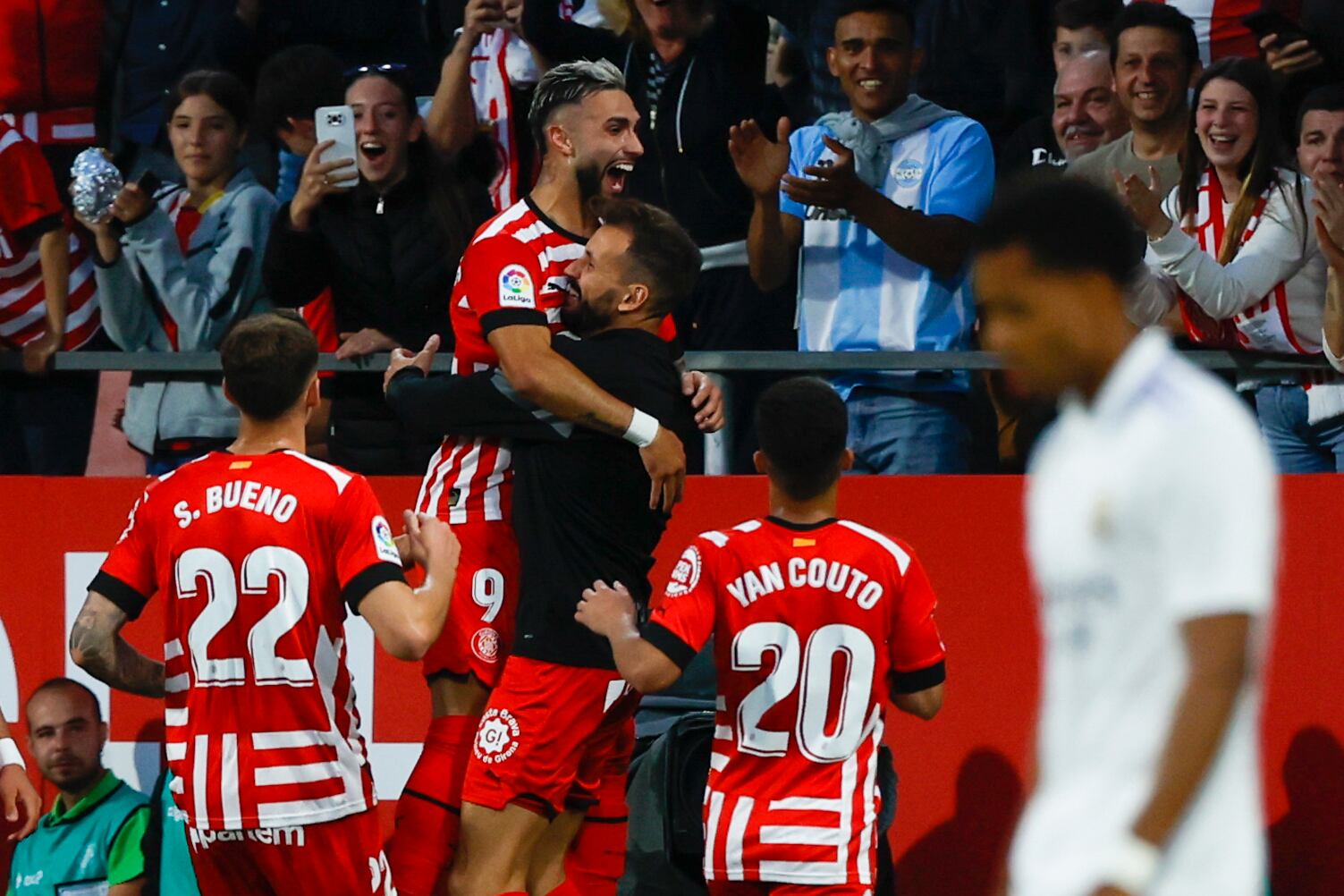 Valentín Castellanos celebra con sus compañeros tras marcar el primer gol de Girona en la victoria 4-2 ante el Real Madrid. (AP Foto/Joan Monfort)