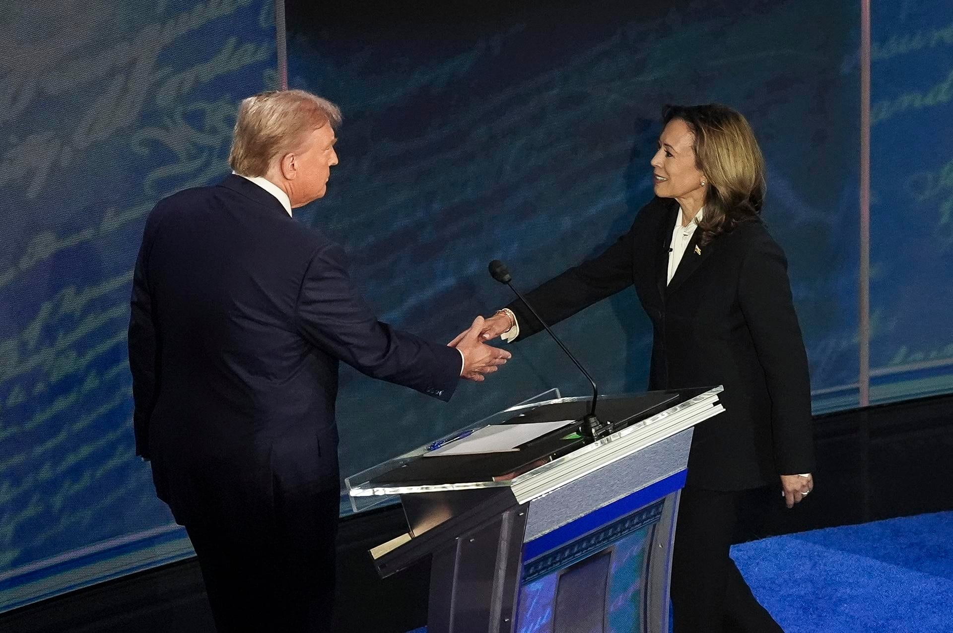 Donald Trump y Kamala Harris tras el debate presidencial. EFE/EPA/DEMETRIUS FREEMAN / POOL