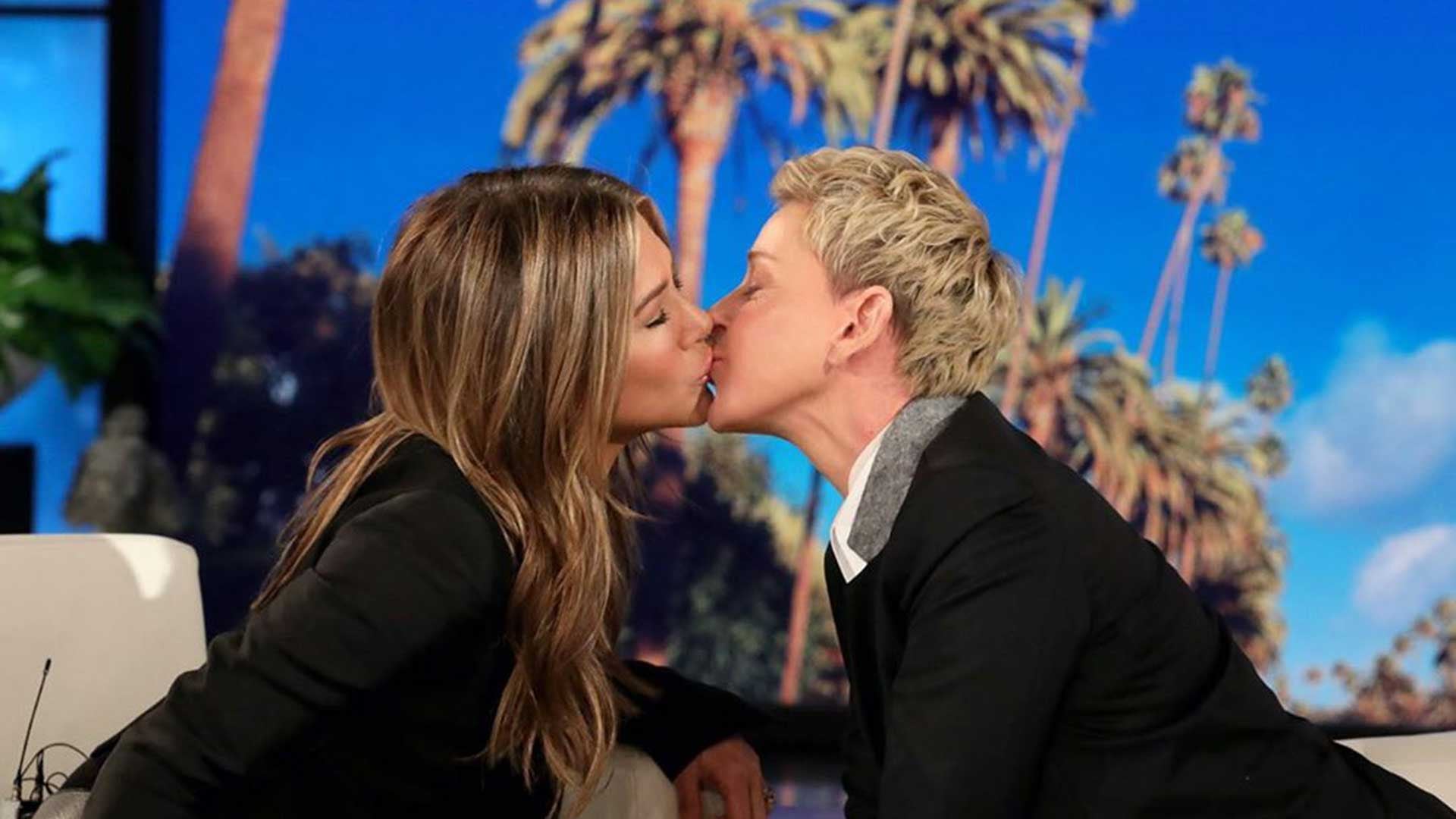 En otro año, Ellen y Jennifer bromearon besándose al aire