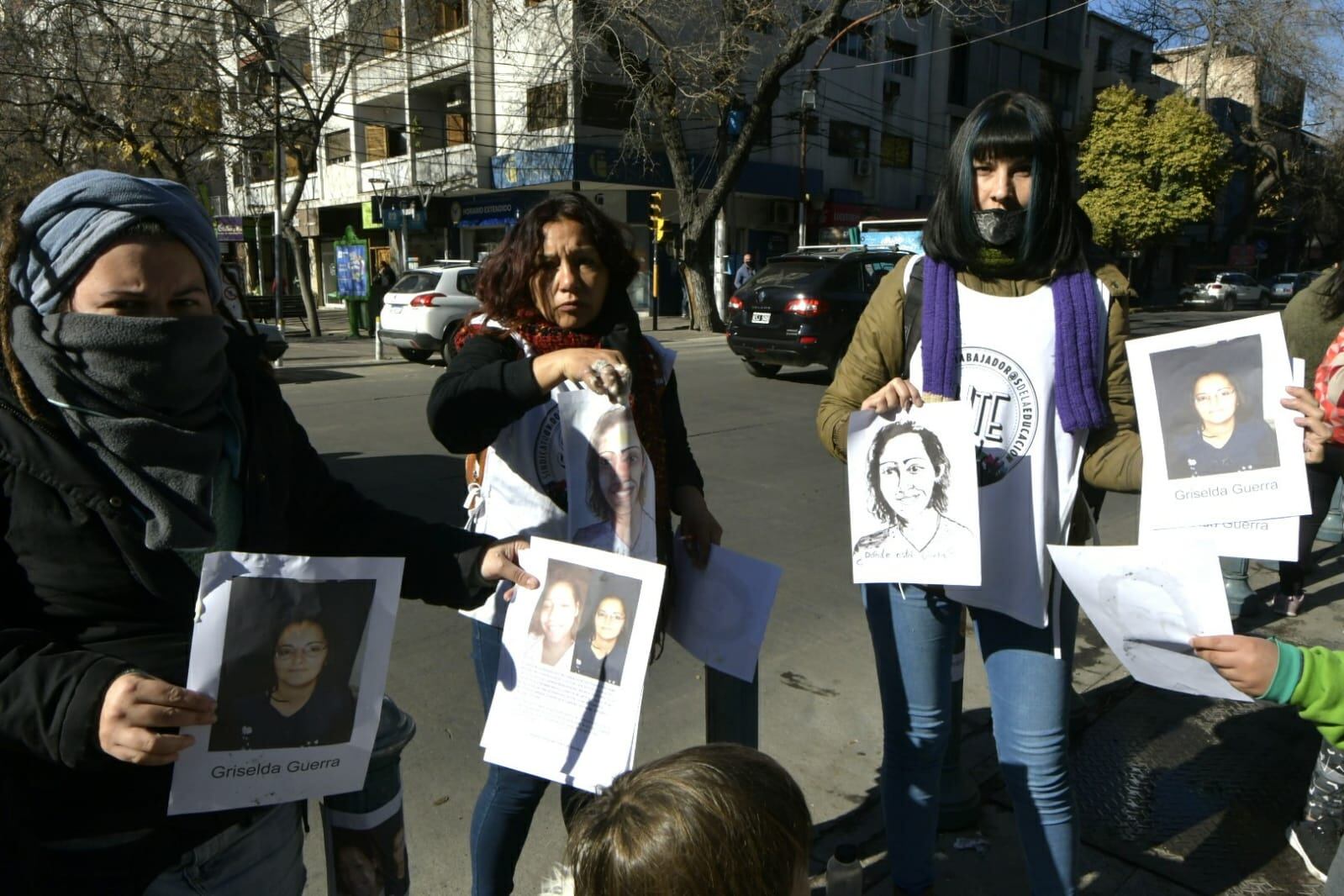 El colectivo Ni Una Menos Mendoza marchó pidiendo justicia por Griselda Guerra, asesinada durante las últimas horas, y Gisella Gutiérrez, joven de quien no se tiene noticias desde 2015. Foto: Orlando Pelichotti / Los Andes.