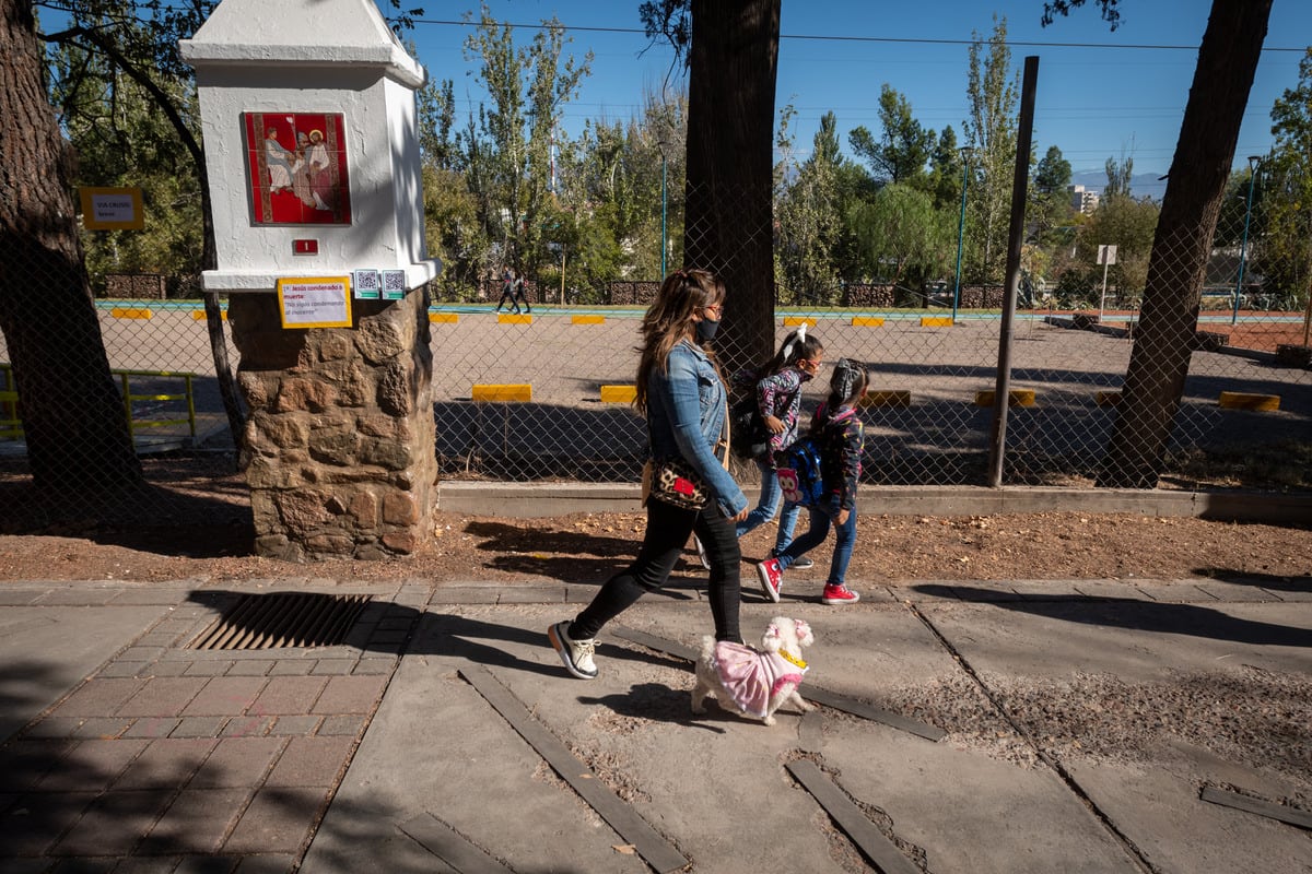 Vuelven los Vía Crucis presenciales al Calvario de Mendoza
Después de dos años, los fieles podrán presenciar el Vía Crucis, una de las ceremonias más populares en la que miles de personas salen a las calles para evocar el recorrido de Jesús previo a su muerte.
Arzobispo Marcelo Colombo
Foto: Ignacio Blanco / Los Andes  