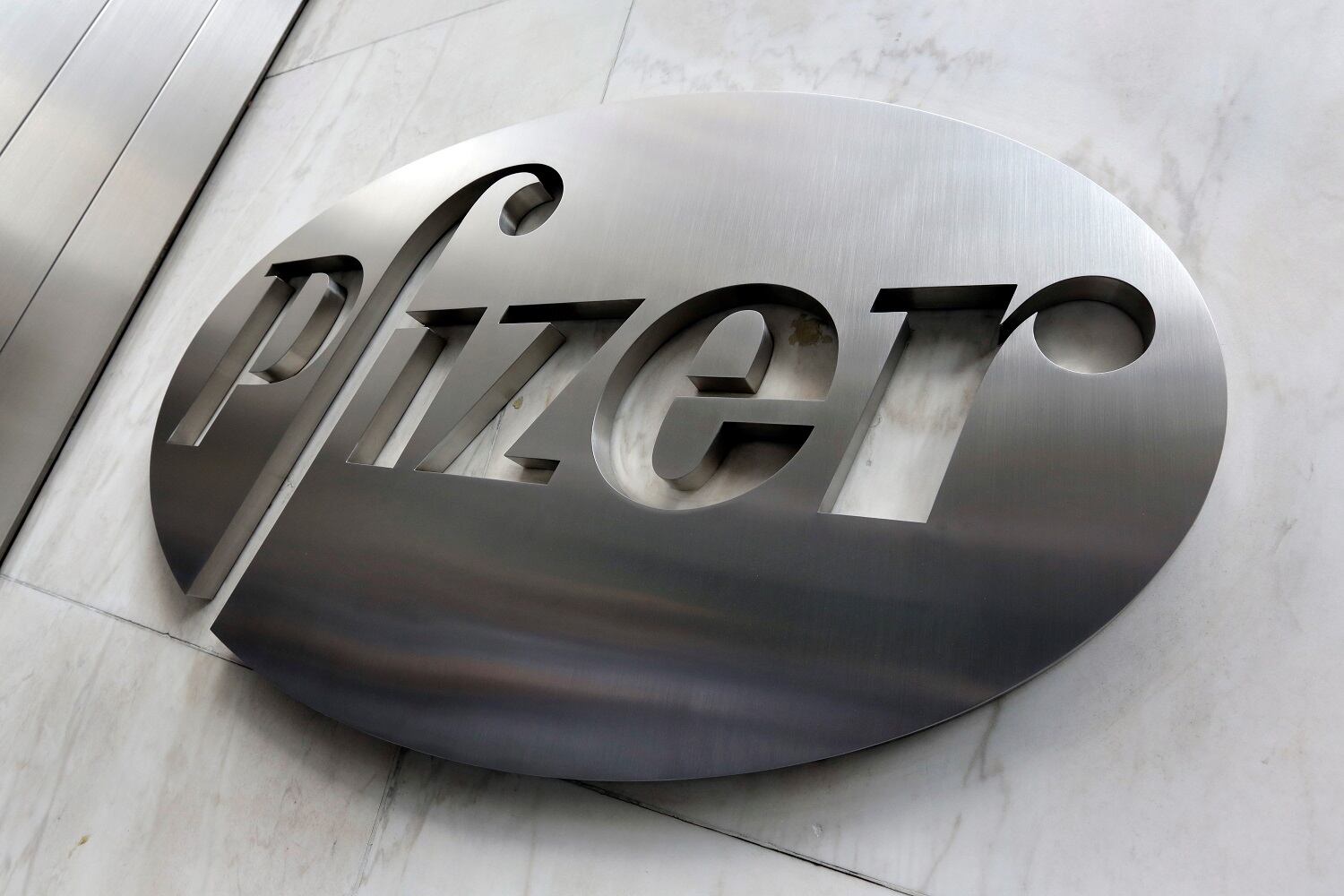 El CEO de Pfizer le puso fecha de final a la pandemia de Covid-19 (AP) 