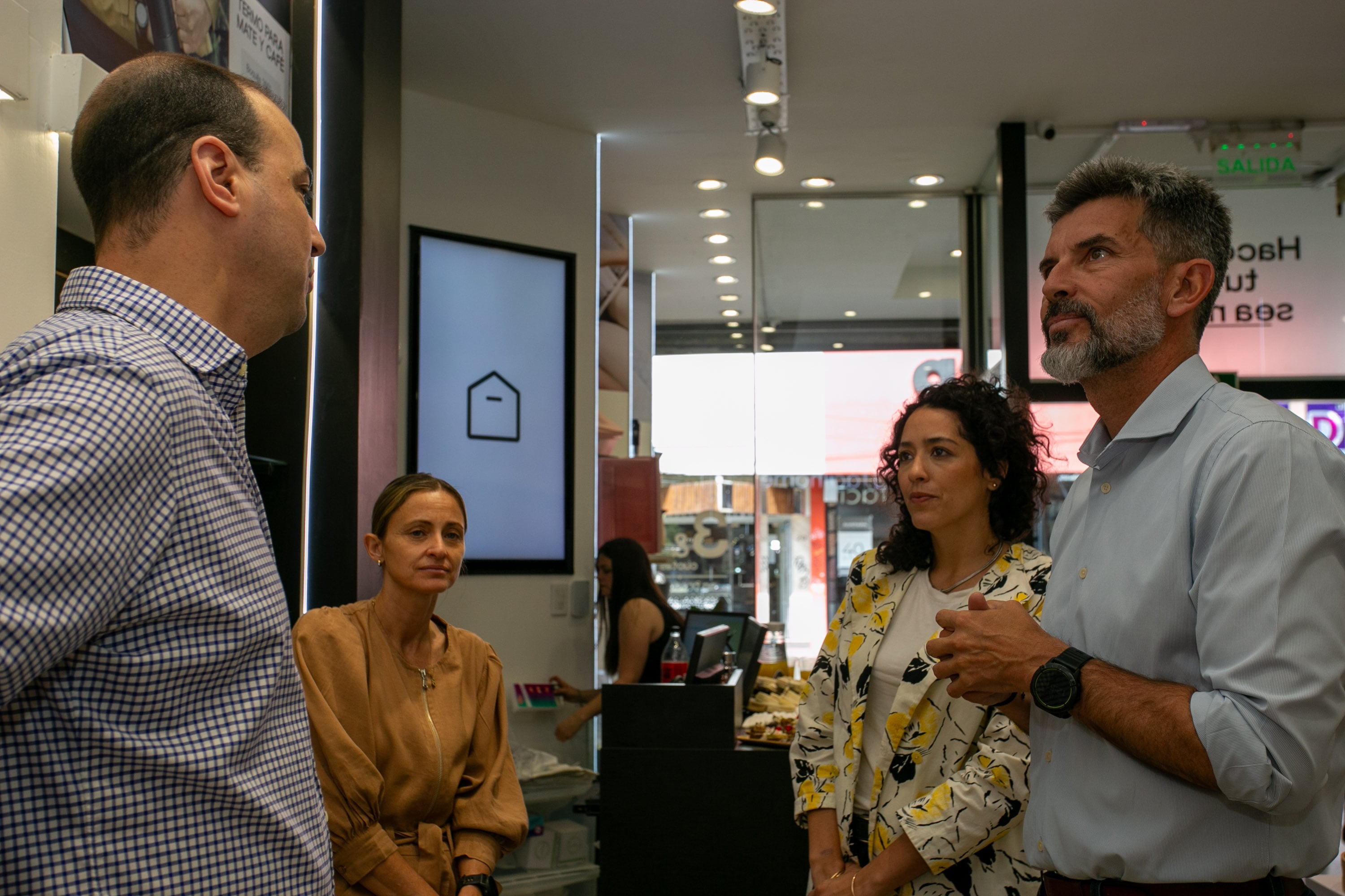 Ulpiano Suarez participó de la apertura de un nuevo comercio