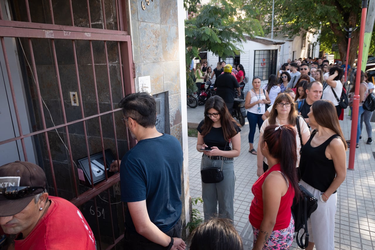 Exempleados de Las Heras protestaron frente a la Municipalidad. Ignacio Blanco / Los Andes