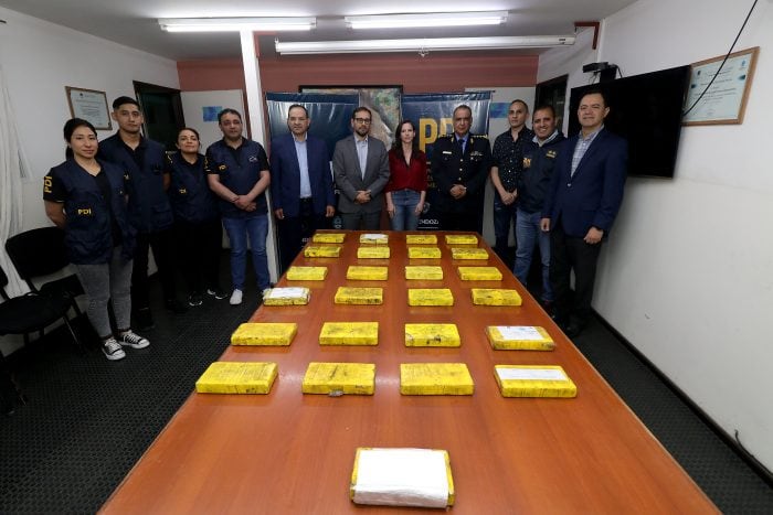 La ministra Mercedes Rus junto al fiscal federal Fernando Alcaraz junto al personal policial que logró decomisar 25 kilos de cocaína en Lavalle. | Foto: Ministerio de Seguridad y Justicia