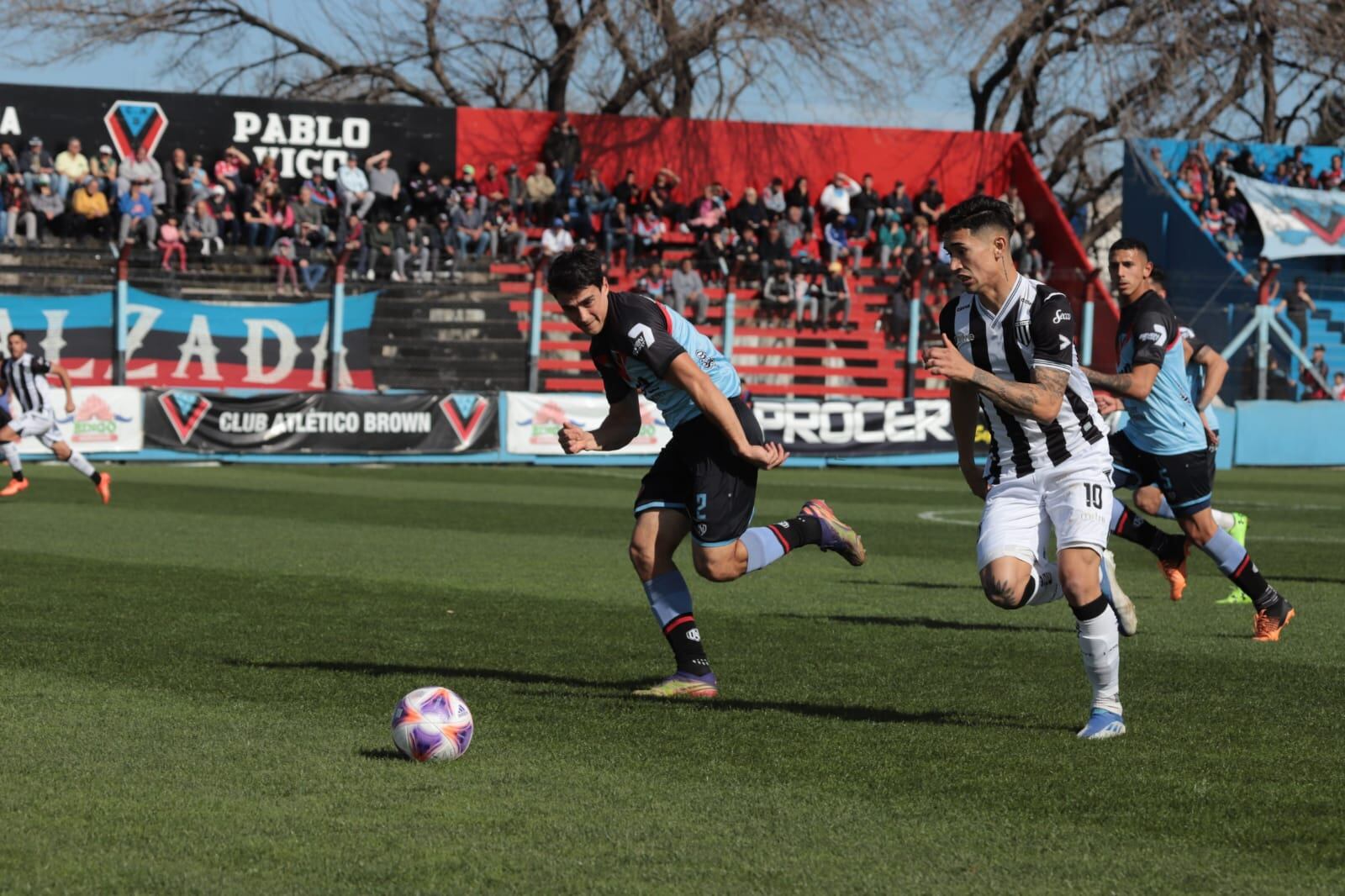 Por la 31° fecha de la Primera Nacional, Gimnasia y Esgrima sumó un triunfo vital ante Brown de Adrogué por 2-1/ Gentileza: Prensa Brown (A).