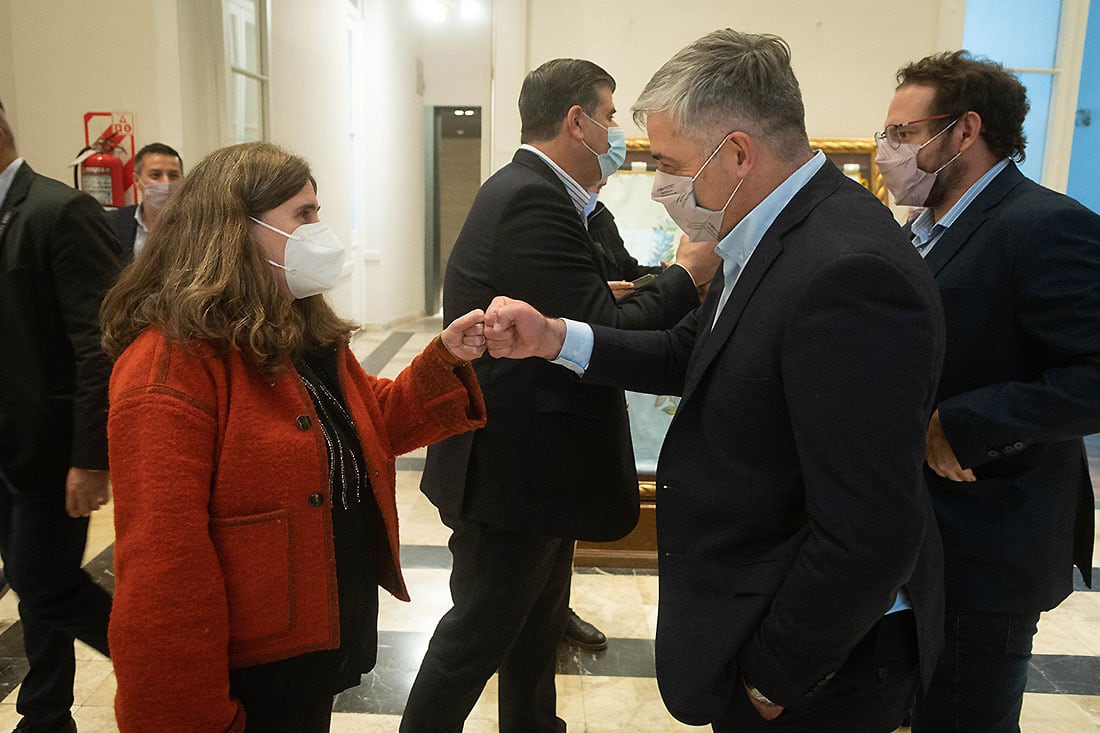 Nadal en la Legislatura
La ministra de Salud Ana Maria Nadal saluda al diputado German Gómez  y senador Lucas Ilardo luego de la finalización de su exposición