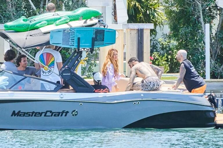 Shakira y sus hijos junto a Hamilton dando un paseo en barco. Foto: Grosby.