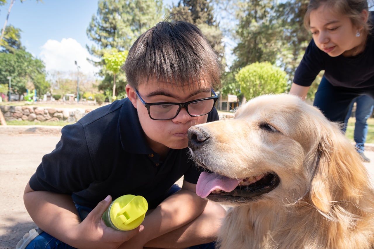 Dolphin y Alaska, los perros que le cambiaron la vida a dos estudiantes con discapacidad. Foto: Ignacio Blanco / Los Andes