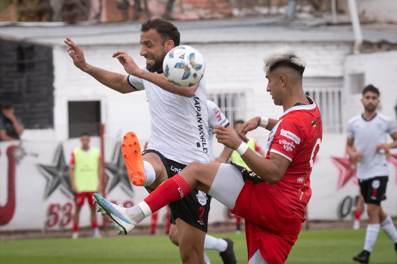 El Deportivo Maipú le ganó a Estudiantes de Buenos Aires por la Zona B fecha 29 de la Primera Nacional con un doblete de Ezequiel Almirón y sigue a tiro del líder Chacarita Juniors

Foto: Ignacio Blanco / Los Andes

