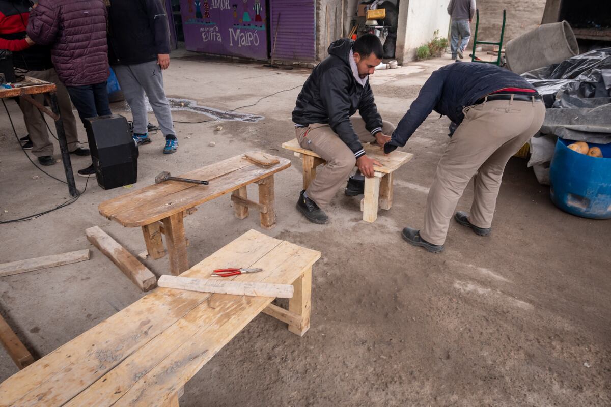 Movimiento Evita, Maipú. Mujeres referentes de unidades productivas ayudan en el merendero Luz del Alma donde dan merienda para 300 niños por día,  ubicado en el barrio 25 de mayo de Rodeo del Medio donde también realizan costura y elaboran conservas. Foto: Ignacio Blanco / Los Andes 