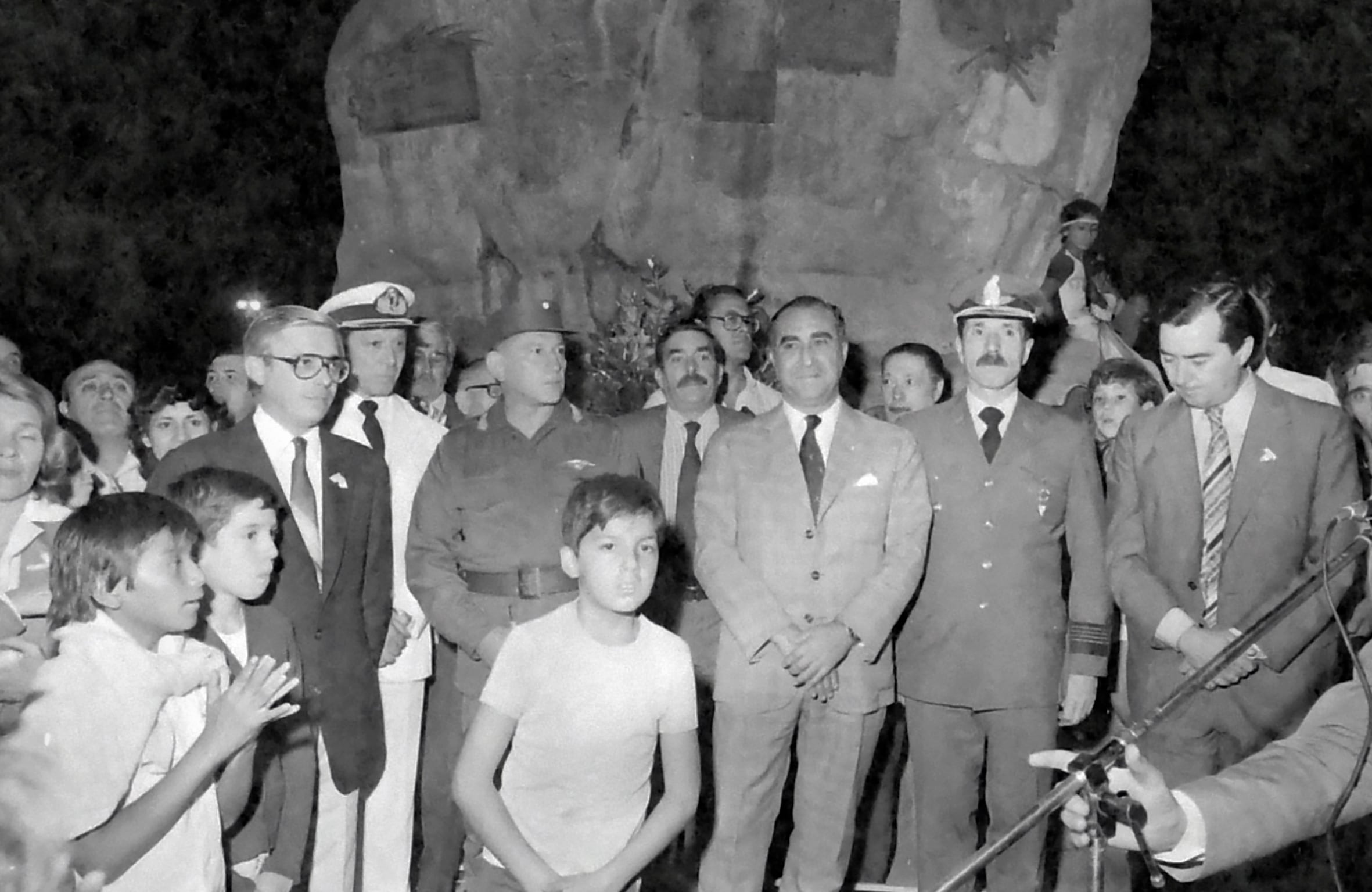 Ese mismo 2 de abril de 1982, se realizó un acto en la Plaza San Martín, con motivo de la toma de las Islas por las fuerzas armadas. El hecho congregó a miles de mendocinos civiles y militares. La fotografía se conserva en el Archivo General de la Provincia.Foto: Orlando Pelichotti / Los Andes