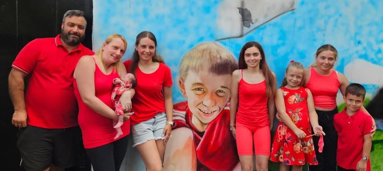 La familia Dowling frente a un mural de Warren, que murió el año pasado a los 10 años. Continúan intentando concienciar al público y recaudar fondos para el Asma. Foto: Lung UK.