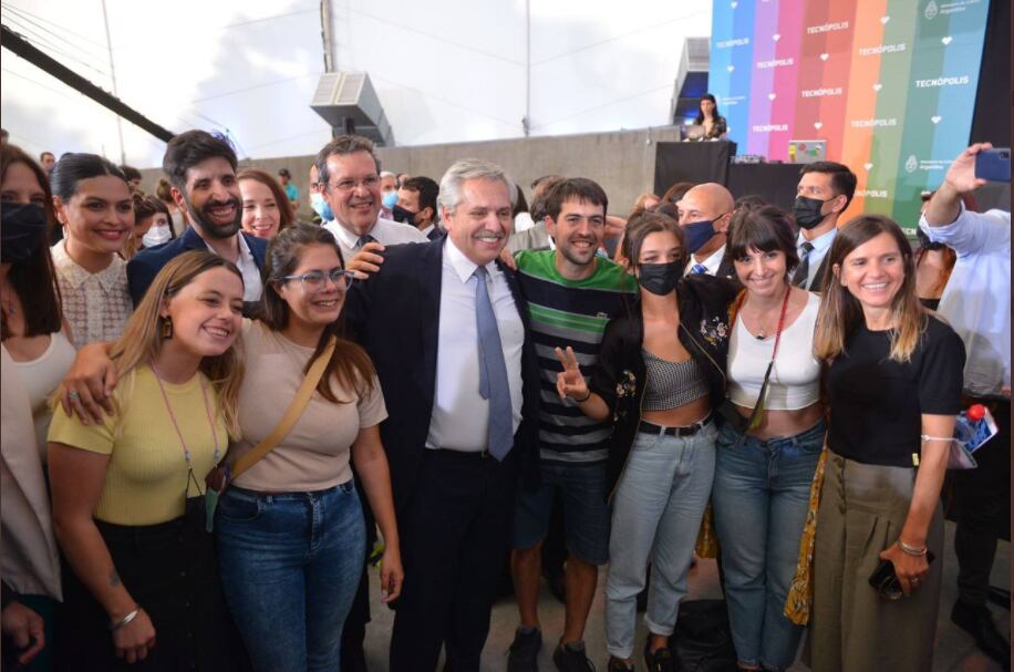 El presidente de la Nación @alferdez, el ministro de Cultura Tristán Bauer y la directora ejecutiva de ANSES @FerRaverta, relanzaron Más Cultura en @TecnopolisArg.